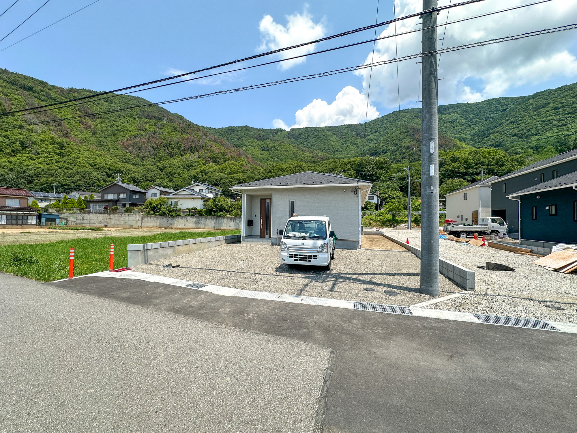 千曲市戸倉第６　新築住宅全５棟の駐車場|車庫土間施工、駐車2台可能です(^^♪
