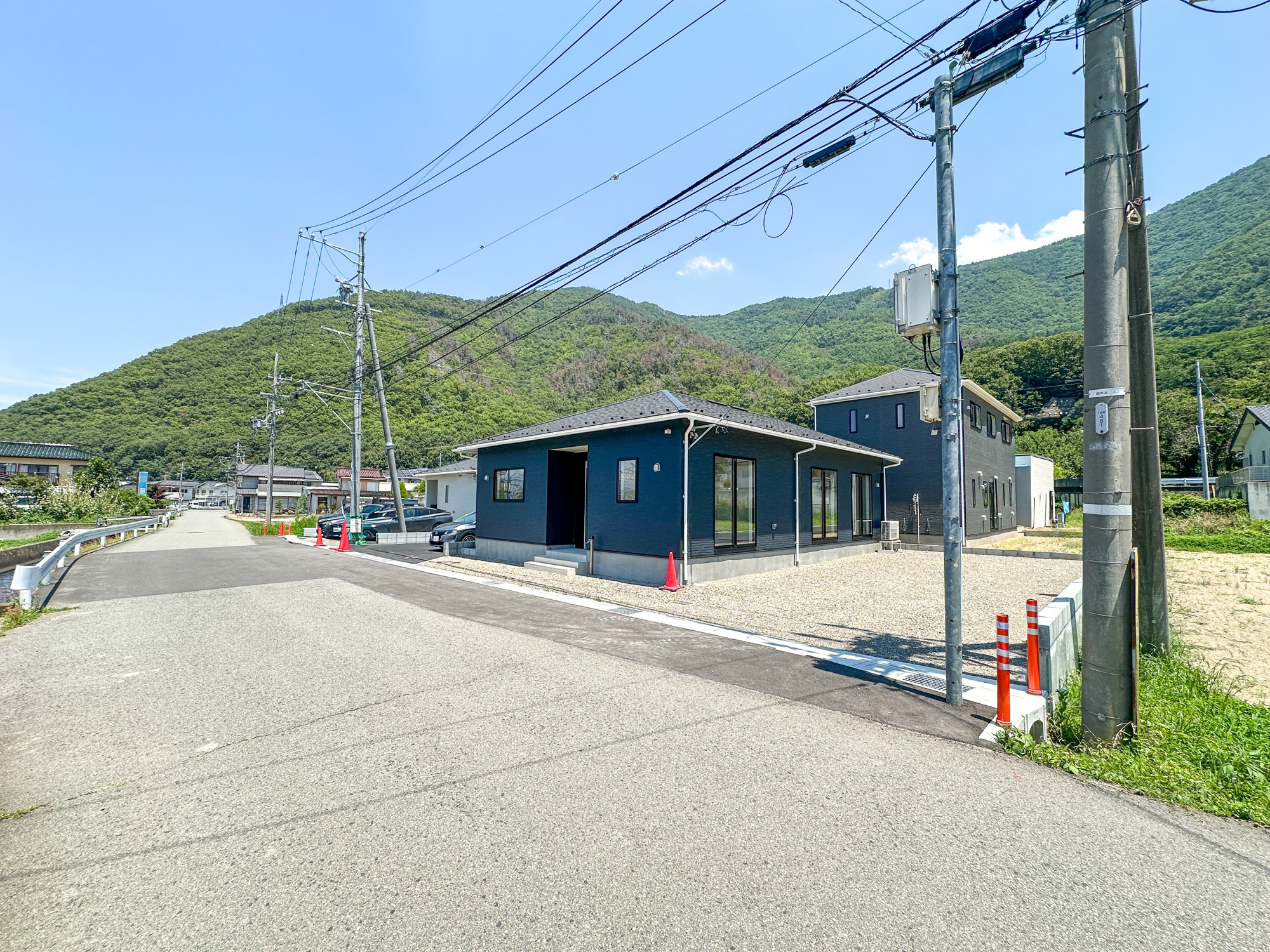 千曲市戸倉第６　新築住宅全５棟の前面道路含む現地写真|閑静な住宅地で子育て家族にピッタリ。毎日のお散歩も快適な緑に恵まれたエリアで、自然に包まれた穏やかな暮らしを実現するための、ゆとりある住環境が整っています。

