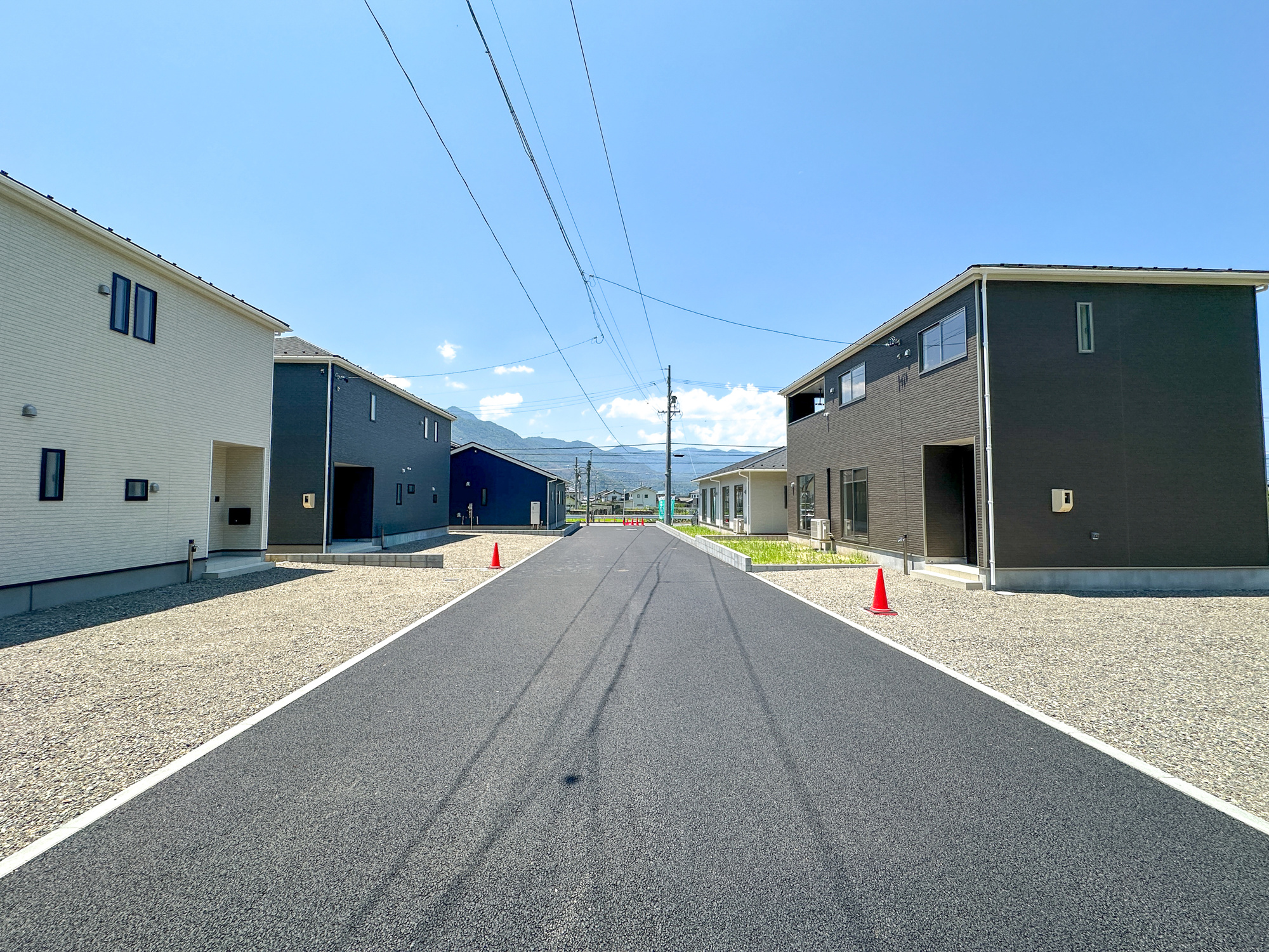 千曲市戸倉第６　新築住宅全５棟の前面道路含む現地写真|低層の一戸建てを中心とした街並みが整然と続き、周辺は高い建物が建っていないので、採光や開放性に恵まれ、空が広く緑の多い閑静な趣を感じる環境です。

