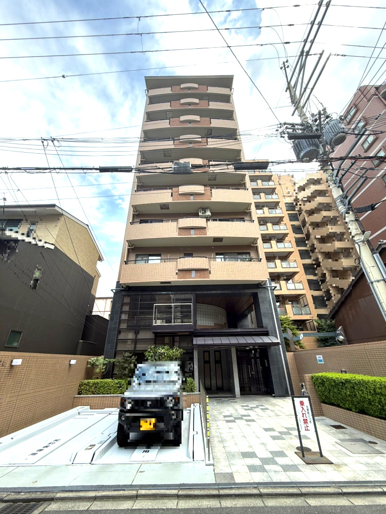 アルモード京都高辻の外観|1996年築、総戸数26戸。油小路通りに面したマンションです。