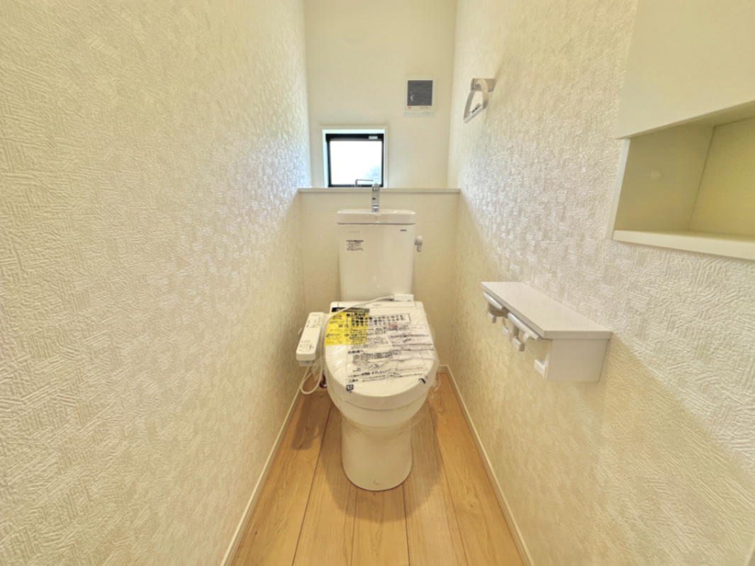 栃木市箱森町の新築一戸建のトイレ|【同社施工例】節水型でエコなトイレには、今では当たり前の洗浄付き。便座を温める機能もついていて、居心地良くてトイレから出られなくなるかも！換気用に換気扇はもちろん、窓も着いているので常に快適ですね♪