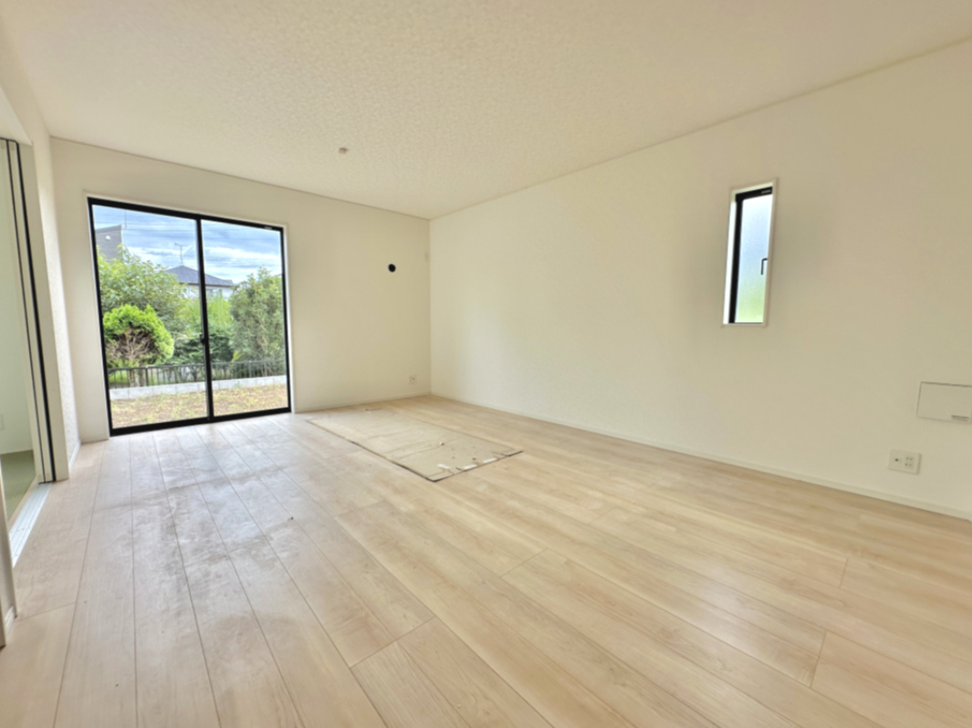 栃木市箱森町の新築一戸建の居間・リビング|【同社施工例】オープンな空間を生み出す、こだわりの広がりとゆとり。家族と過ごす時間を大切にしたい方にぴったりの明るくゆとりある住空間です。南側の窓からの日差しがリビングの隅々までしっかりと届きます！ 