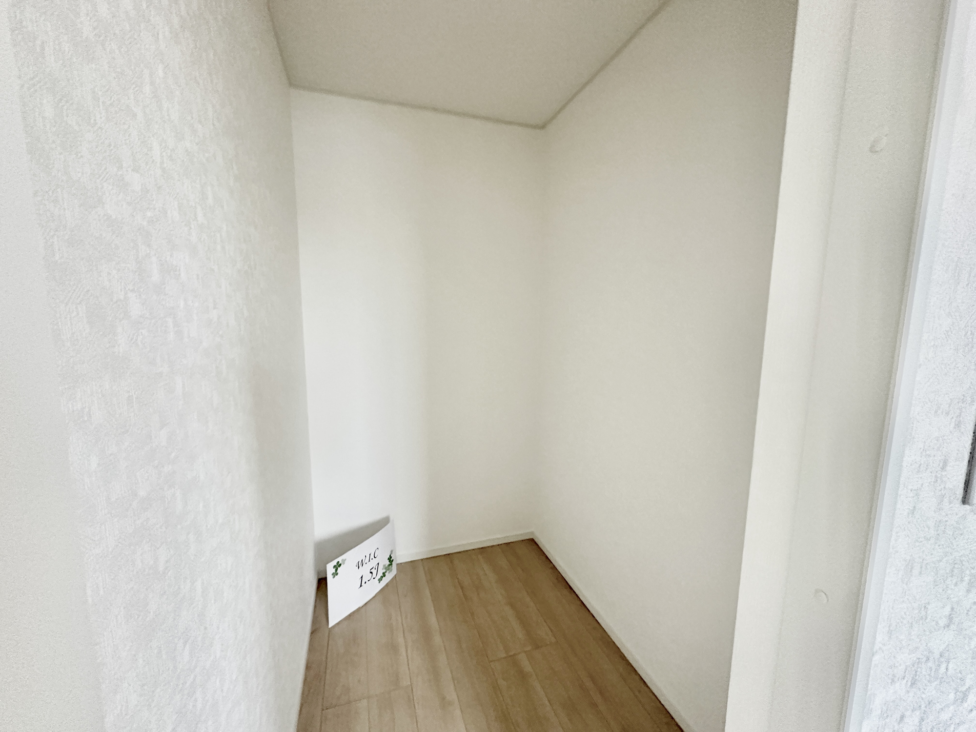 佐野市天神町の新築一戸建の収納|ウォークインクローゼットのある住まいで収納上手な生活を実現！衣類だけでなく、箱物や思い出の品もたっぷり収納できますので、整理整頓もスムーズに。居室空間をより広々と使えます！