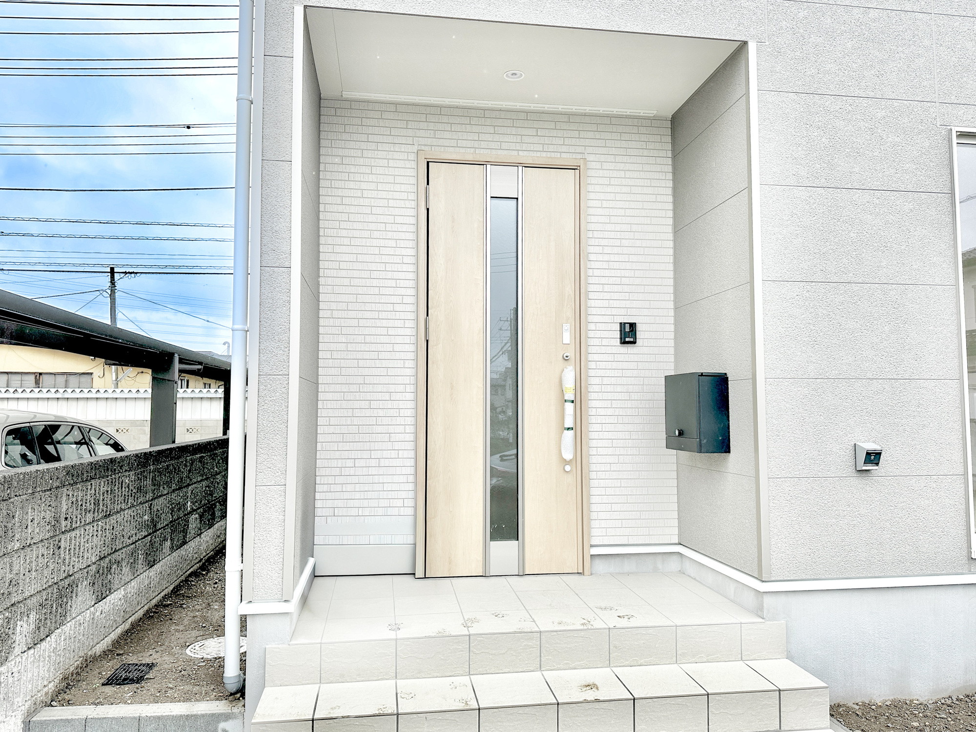 佐野市天神町の新築一戸建の玄関|玄関上は屋根があるので雨の心配いらず♪
