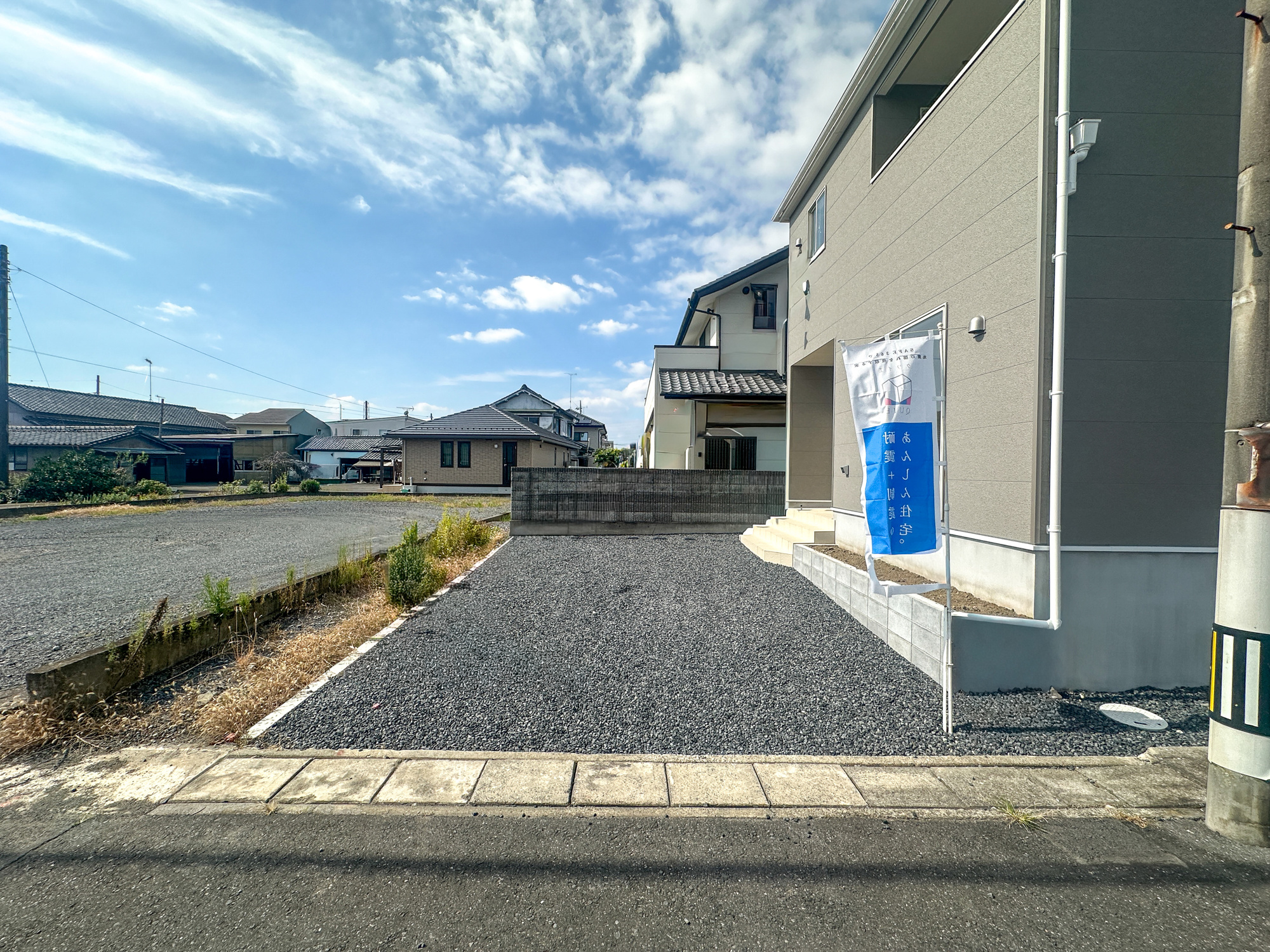 佐野市天神町の新築一戸建の駐車場|車庫土間施工、駐車3台可能です(^^♪