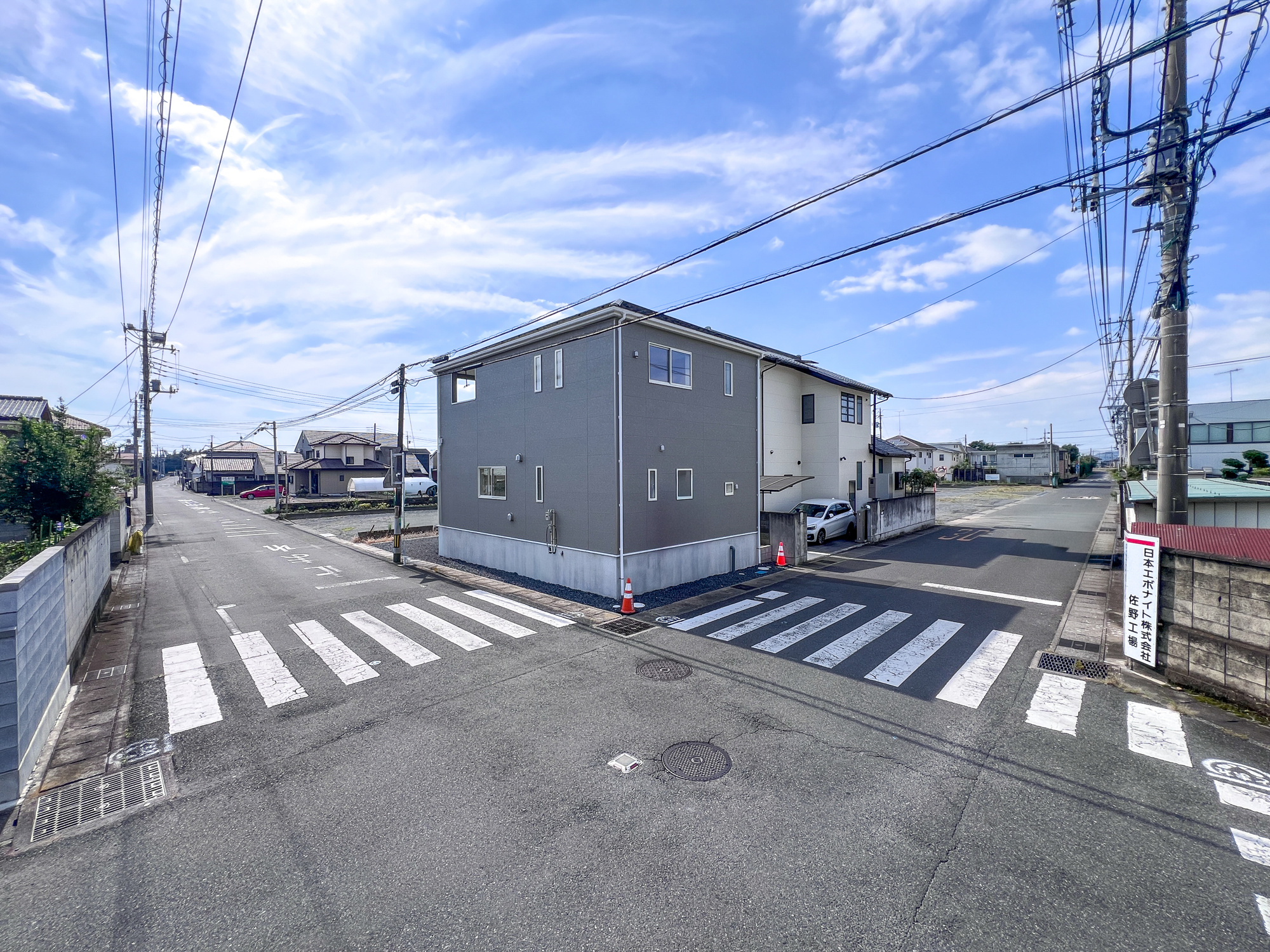 佐野市天神町の新築一戸建の前面道路含む現地写真|閑静な住宅地で子育て家族にピッタリ。毎日のお散歩も快適な緑に恵まれたエリアで、自然に包まれた穏やかな暮らしを実現するための、ゆとりある住環境が整っています。

