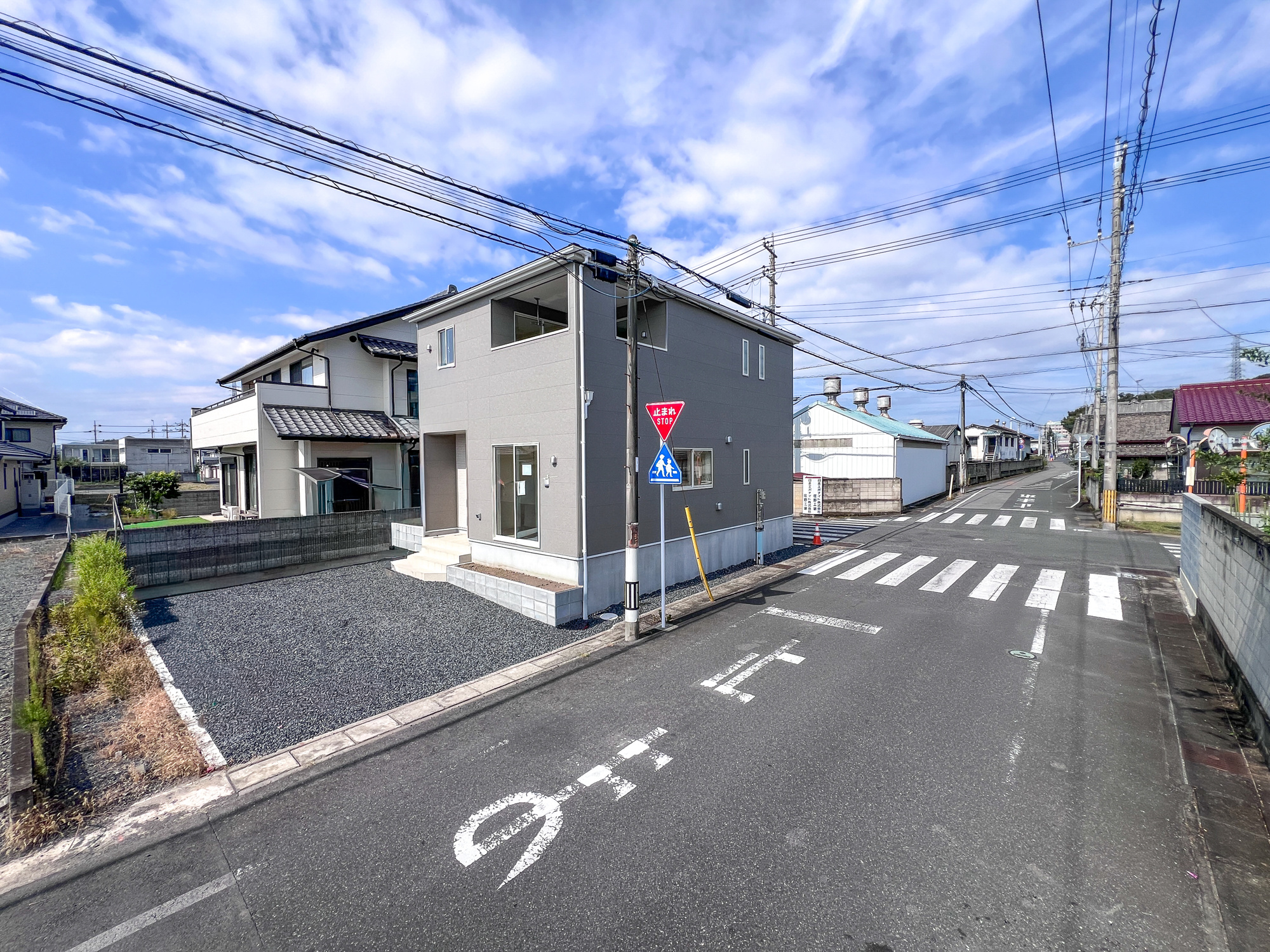 佐野市天神町の新築一戸建の前面道路含む現地写真|低層の一戸建てを中心とした街並みが整然と続き、周辺は高い建物が建っていないので、採光や開放性に恵まれ、空が広く緑の多い閑静な趣を感じる環境です。

