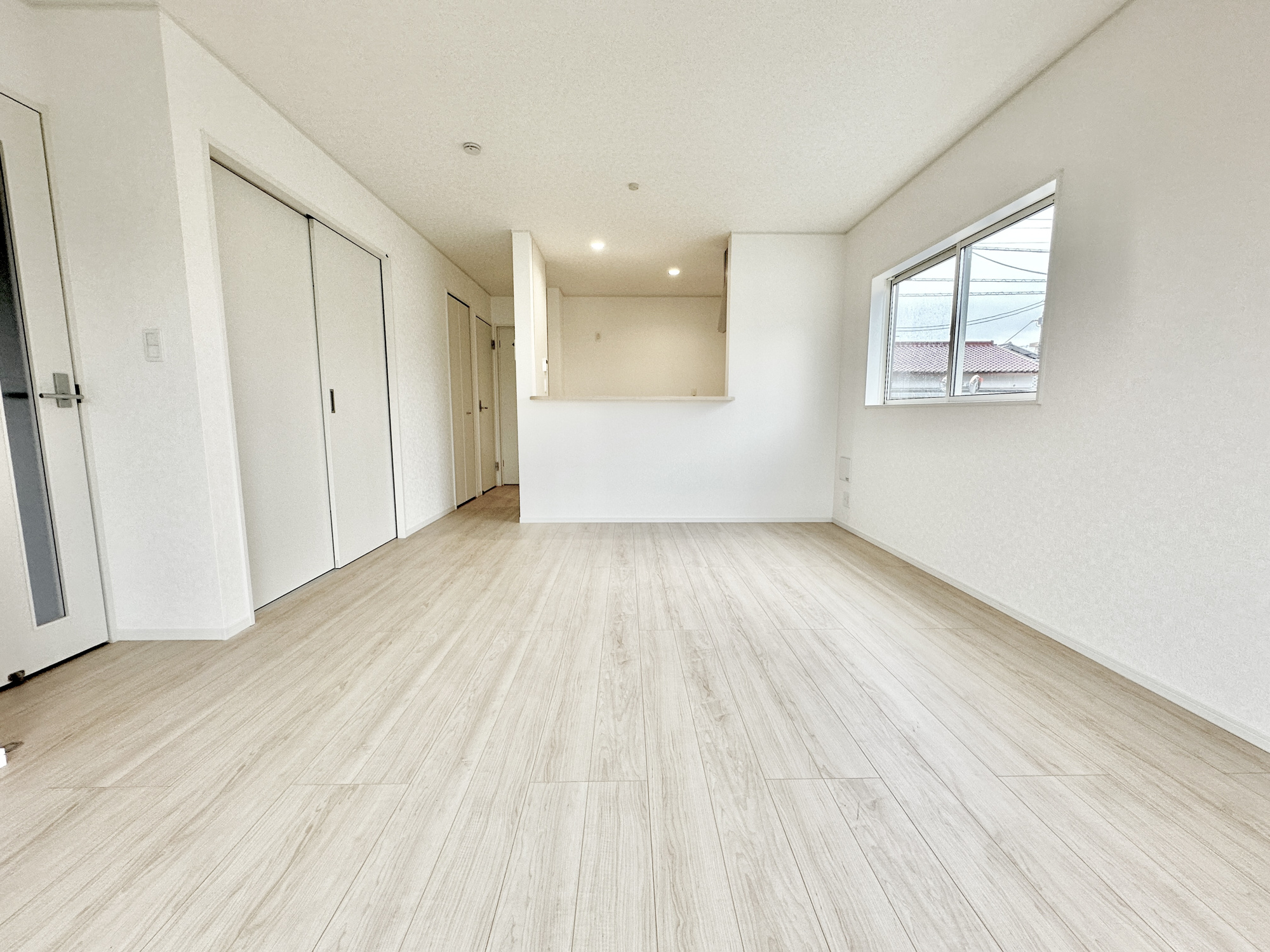 佐野市天神町の新築一戸建の居間・リビング|室内にいても、たっぷりの陽光と爽やかな風を感じて頂ける、開放感あふれるリビングです。
ご家族と穏やかに過ごす、心地の良い時間が流れます。