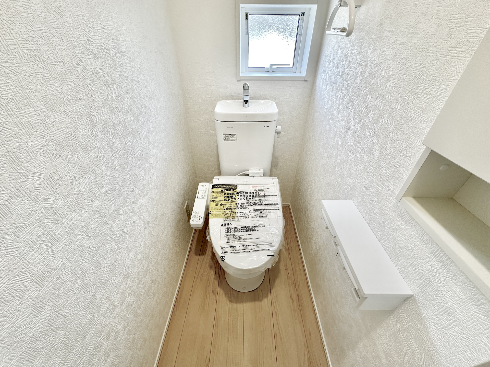 栃木市薗部町４丁目の新築一戸建のトイレ|節水型でエコなトイレには、今では当たり前の洗浄付き。便座を温める機能もついていて、居心地良くてトイレから出られなくなるかも！換気用に換気扇はもちろん、窓も着いているので常に快適ですね♪
