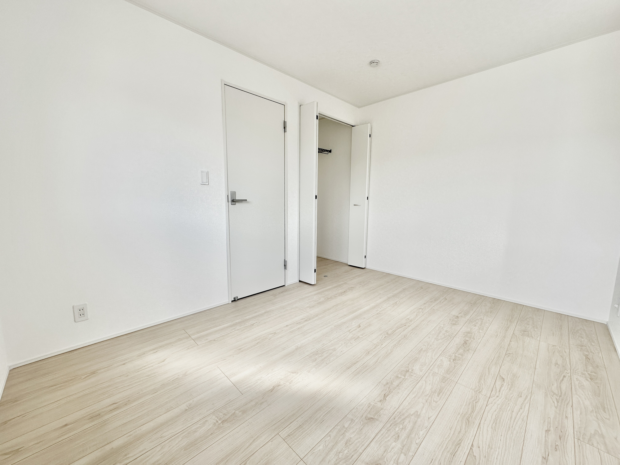 栃木市薗部町４丁目の新築一戸建の子供部屋|広々とした居住空間は日々の暮らしを彩り、心のやすらぎと満足感を与えてくれます。通風と採光を考慮した設計は子供たちはのびのび育ち、家族でくつろぎと団らんを生み出します。