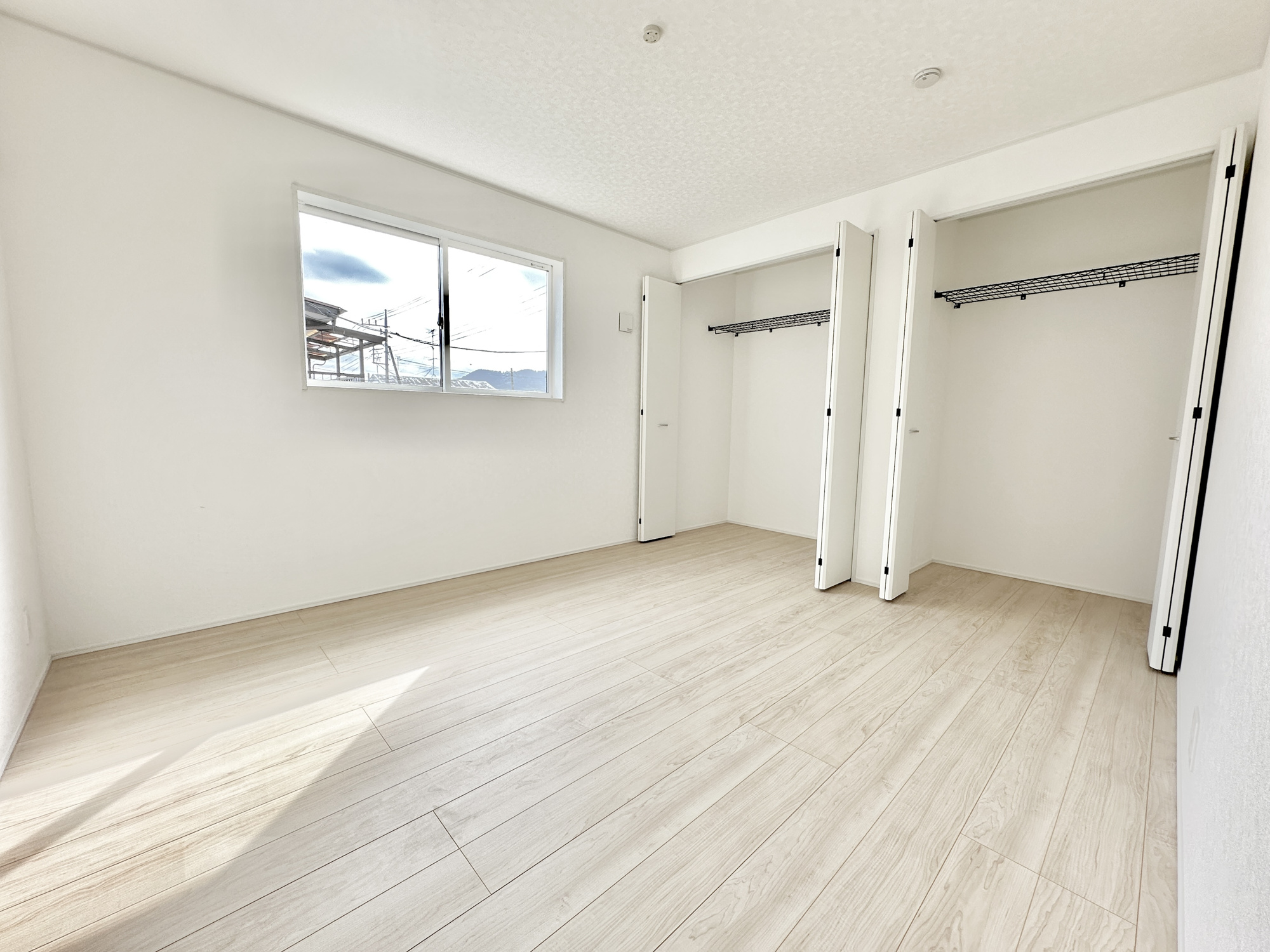 栃木市薗部町４丁目の新築一戸建の寝室|大きな窓からたっぷりと陽光が注がれる明るい空間。家族の成長に対応できる永住仕様の間取り。一日の疲れをいやしてくれる主寝室。時を忘れて過ごす場所として過ごせるお部屋。
