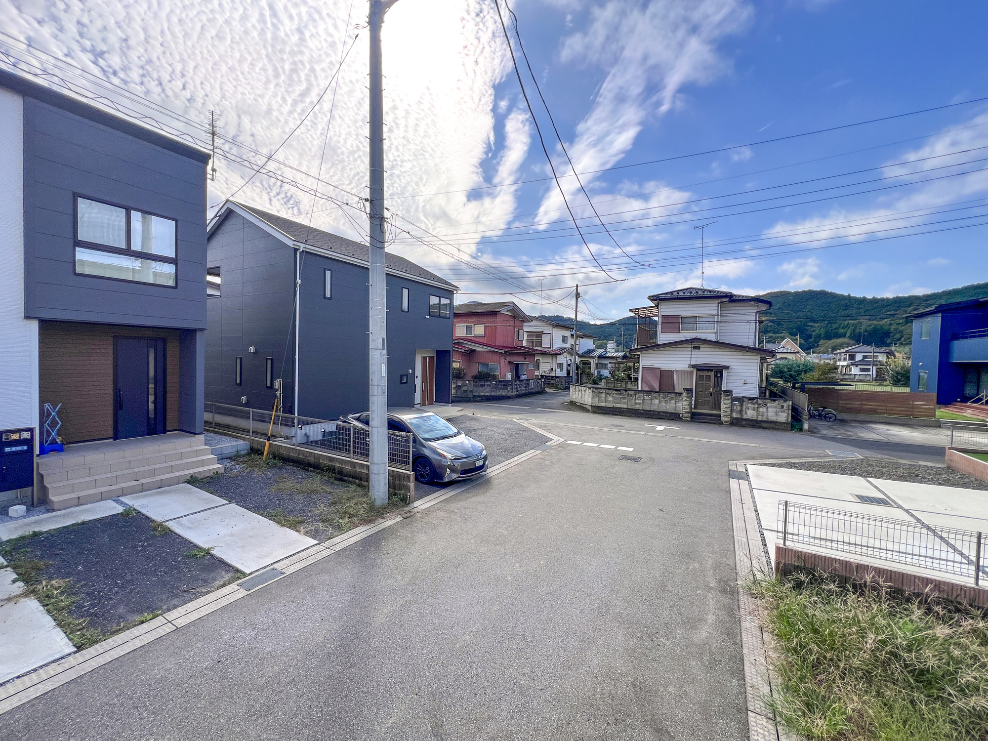 栃木市薗部町４丁目の新築一戸建の前面道路含む現地写真|閑静な住宅地で子育て家族にピッタリ。毎日のお散歩も快適な緑に恵まれたエリアで、自然に包まれた穏やかな暮らしを実現するための、ゆとりある住環境が整っています。

