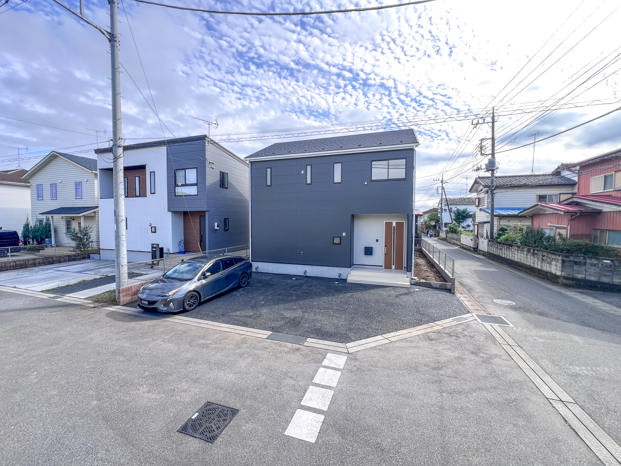 栃木市薗部町４丁目の新築一戸建の前面道路含む現地写真|低層の一戸建てを中心とした街並みが整然と続き、周辺は高い建物が建っていないので、採光や開放性に恵まれ、空が広く緑の多い閑静な趣を感じる環境です。

