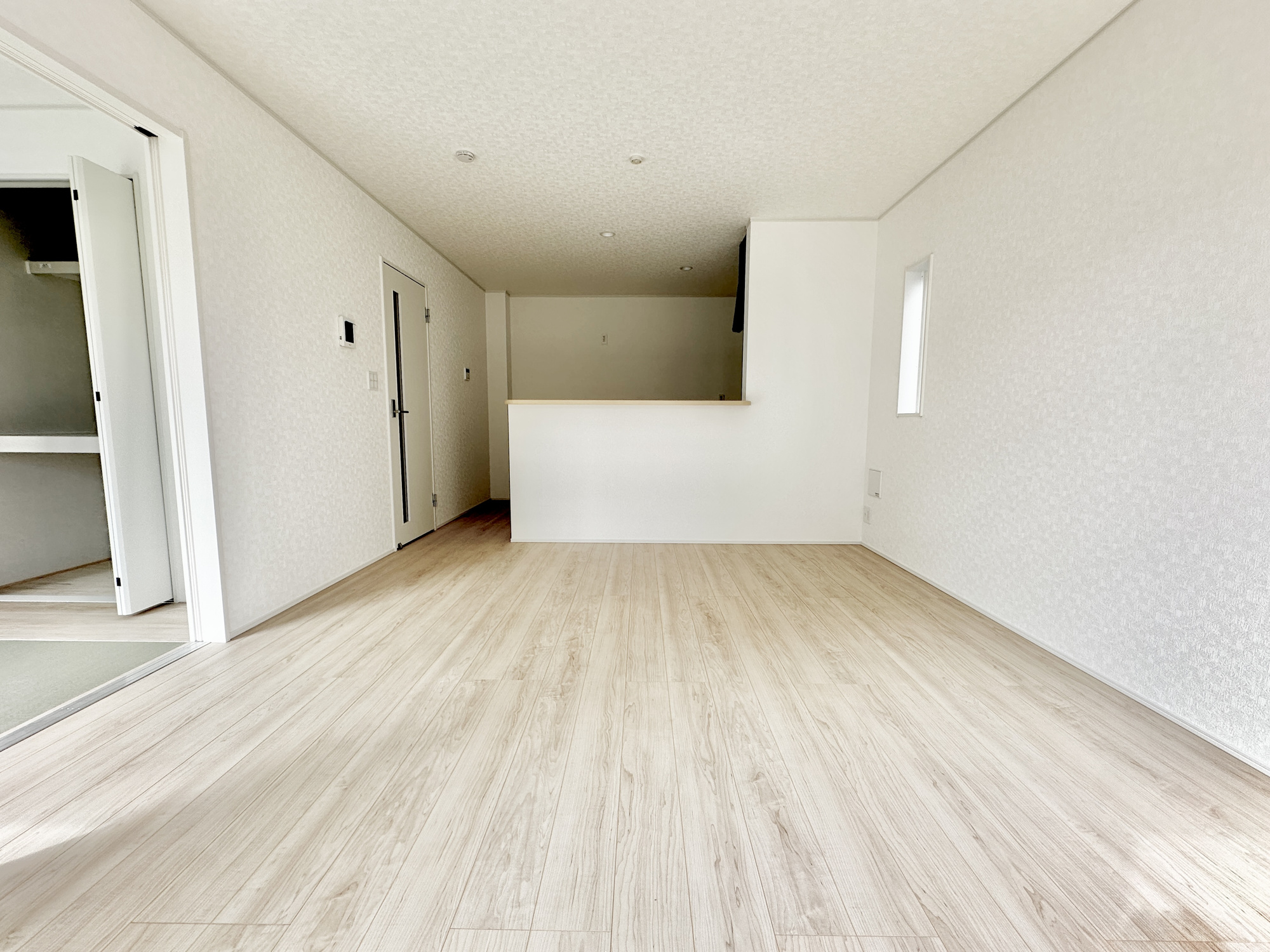 栃木市薗部町４丁目の新築一戸建の居間・リビング|南向きに大きく開いた窓からは、明るい陽射しが射し込みます。
爽やかな風が吹き抜ける心地良いリビングには、自然と家族が集まります。