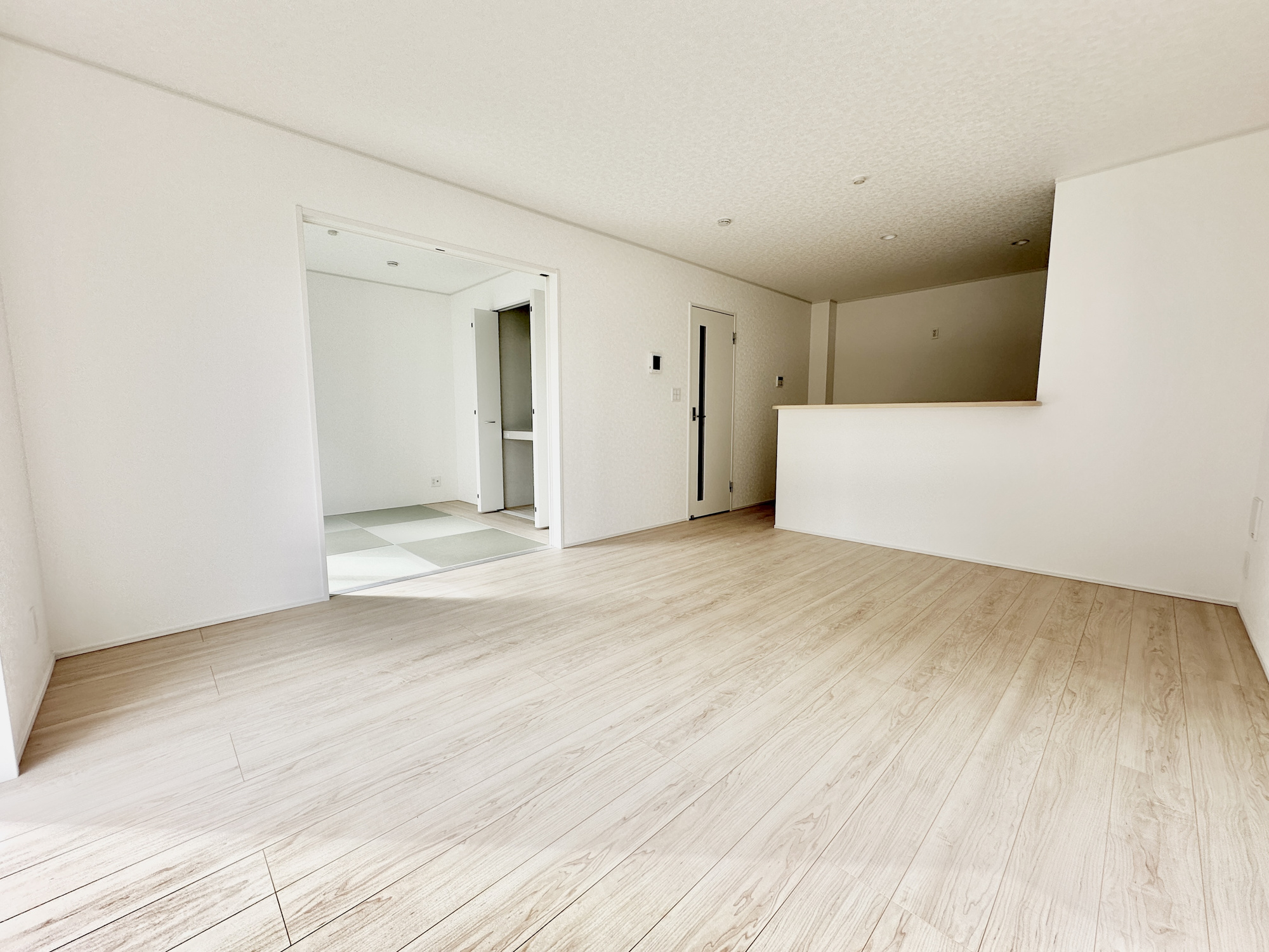 栃木市薗部町４丁目の新築一戸建の居間・リビング|室内にいても、たっぷりの陽光と爽やかな風を感じて頂ける、開放感あふれるリビングです。
ご家族と穏やかに過ごす、心地の良い時間が流れます。