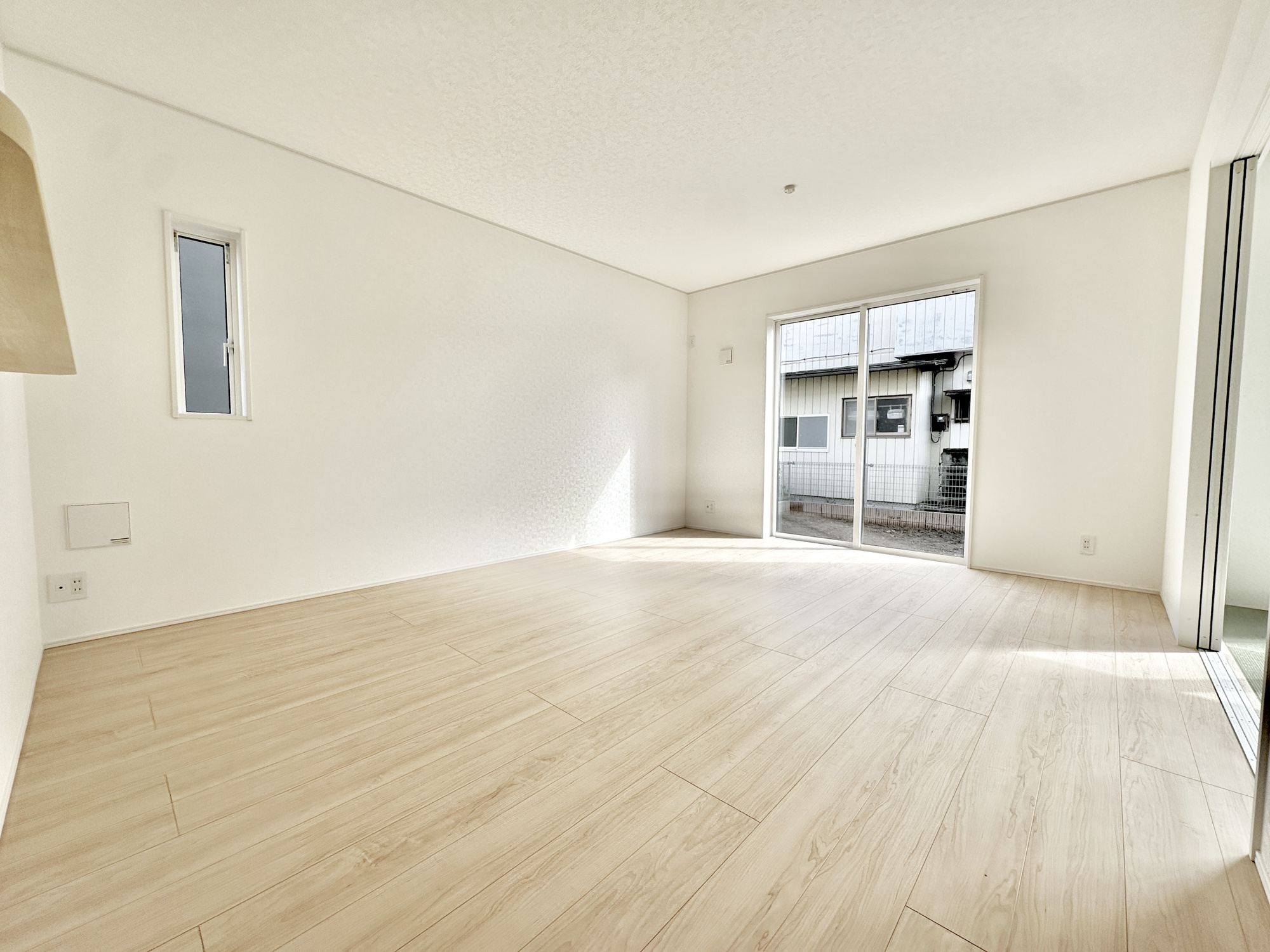 栃木市薗部町４丁目の新築一戸建の居間・リビング|ここにはみんなが集い、食事と楽しい会話が始まる。話に夢中になりすぎて、ついつい時を忘れてしまう。そんな束の間の幸せを感じさせてくれる場所。