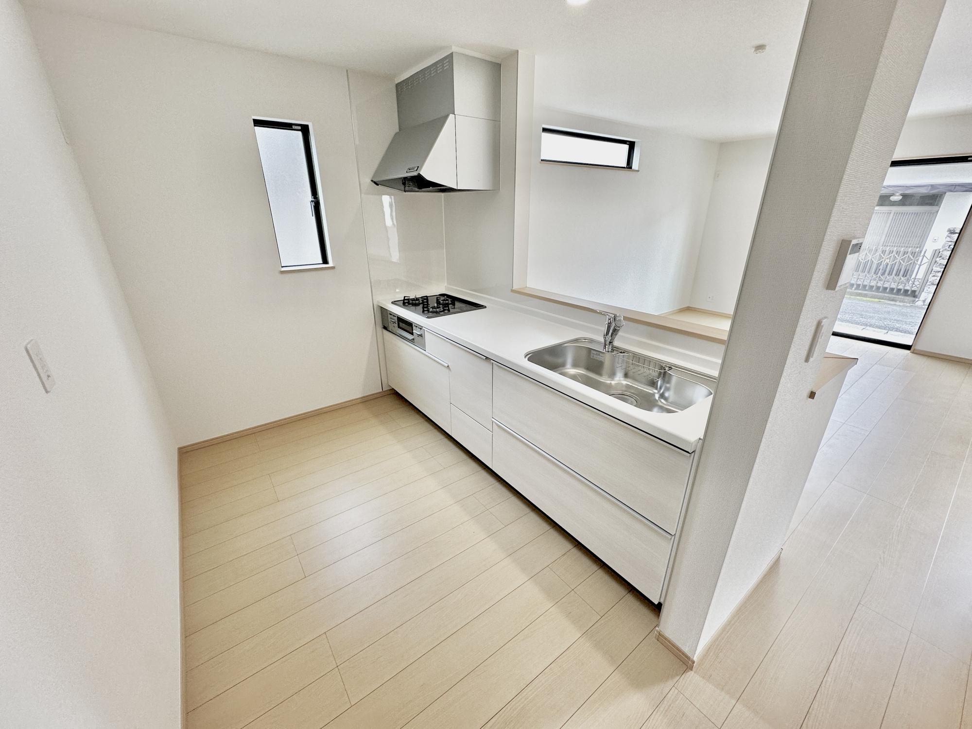 宇都宮市針ヶ谷町の新築一戸建のキッチン|ダイニングからワークスペースを見渡せる、見せるキッチン。ダイニングとの空間のつながりが、スペースのゆとりを生み出します♪