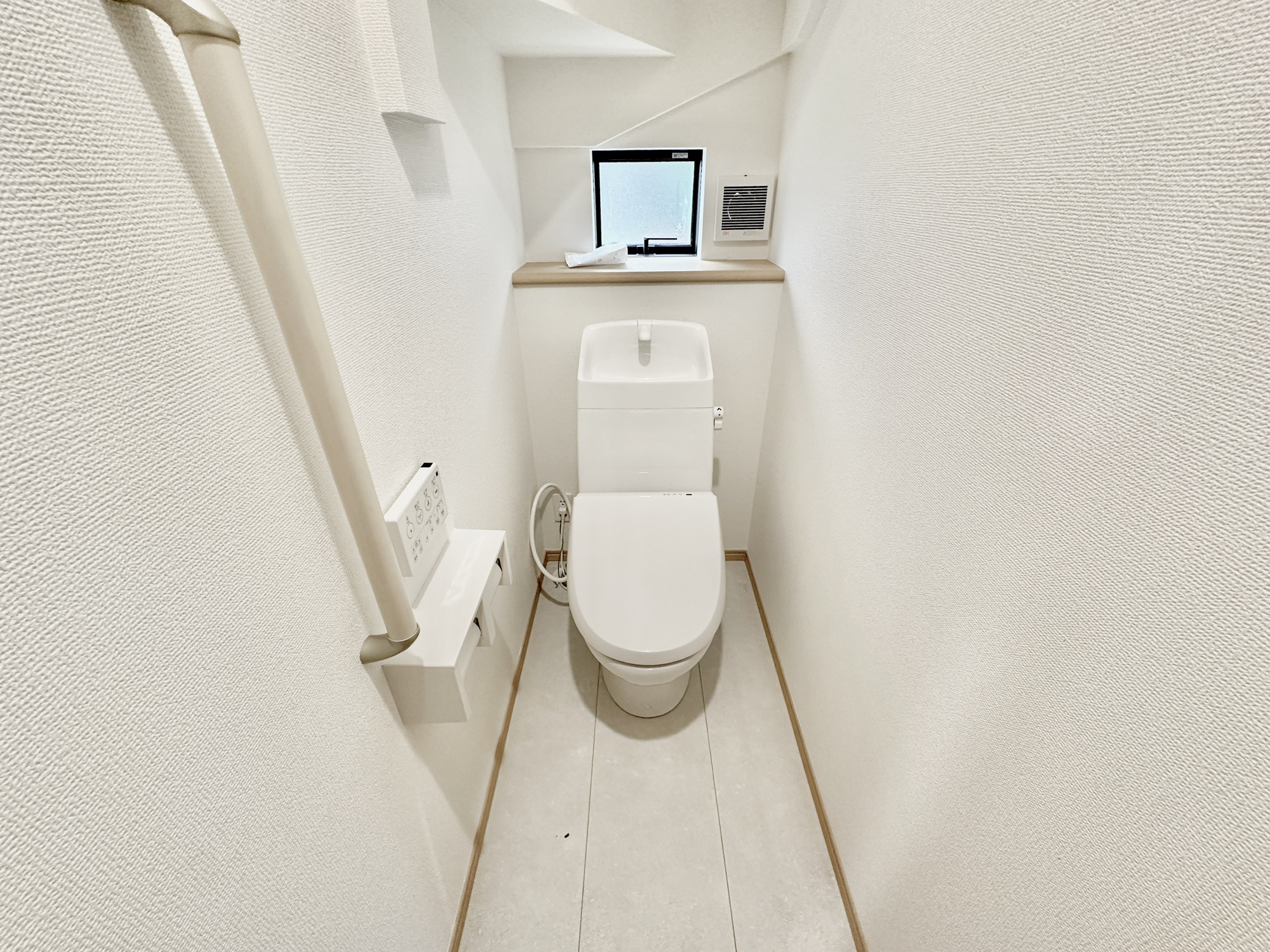 宇都宮市針ヶ谷町の新築一戸建のトイレ|節水型でエコなトイレには、今では当たり前の洗浄付き。便座を温める機能もついていて、居心地良くてトイレから出られなくなるかも！換気用に換気扇はもちろん、窓も着いているので常に快適ですね♪