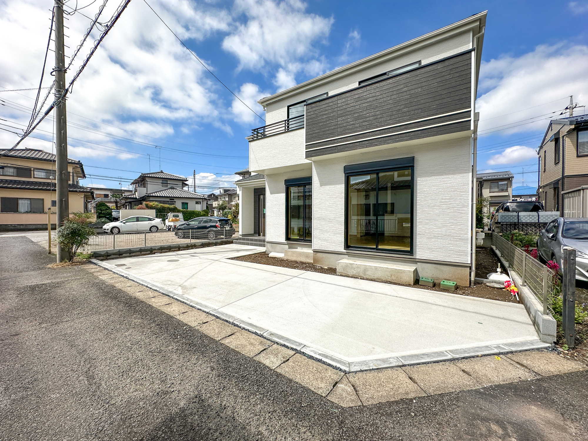 宇都宮市針ヶ谷町の新築一戸建の駐車場|車庫土間施工、駐車2台可能です(^^♪