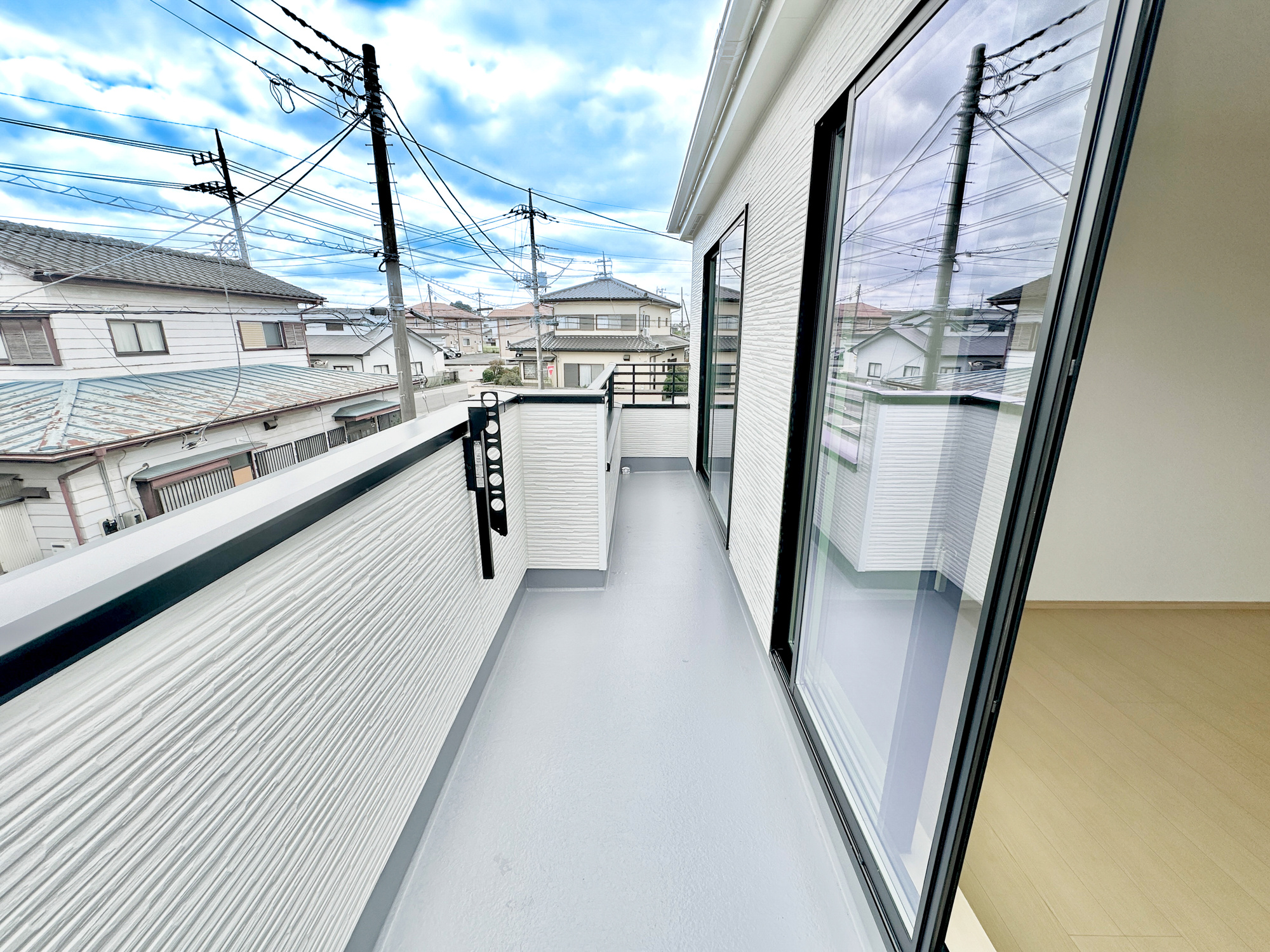 宇都宮市針ヶ谷町の新築一戸建のバルコニー|南向きで陽当りの良いバルコニーは、物干しセットを追加すれば、一度にたくさんのお洗濯物が干せるのが魅力！バルコニーは洗濯物を干すだけの場所じゃなく、家族のゆとりのある時間を演出するプライベート空間。