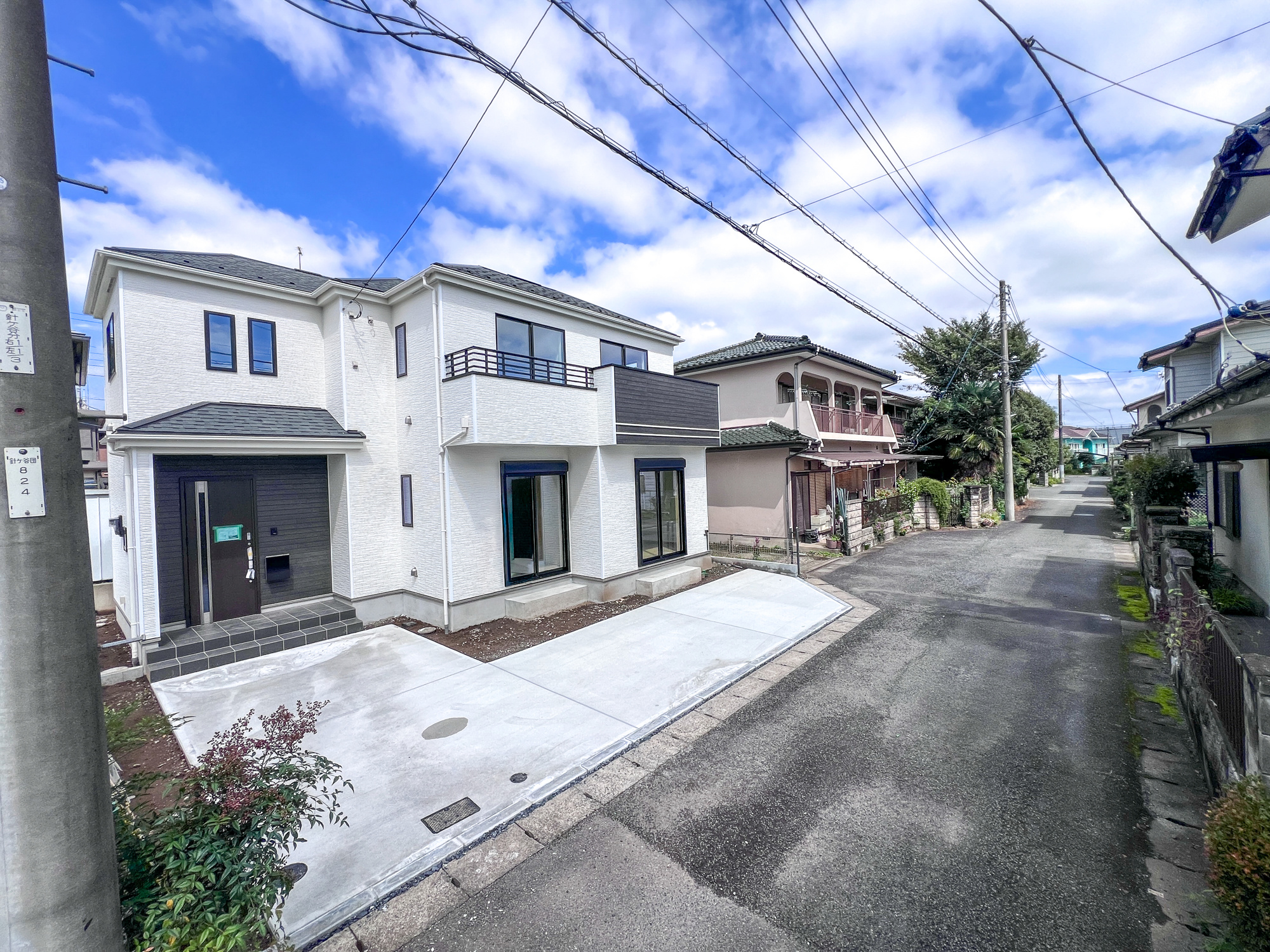 宇都宮市針ヶ谷町の新築一戸建の前面道路含む現地写真|低層の一戸建てを中心とした街並みが整然と続き、周辺は高い建物が建っていないので、採光や開放性に恵まれ、空が広く緑の多い閑静な趣を感じる環境です。

