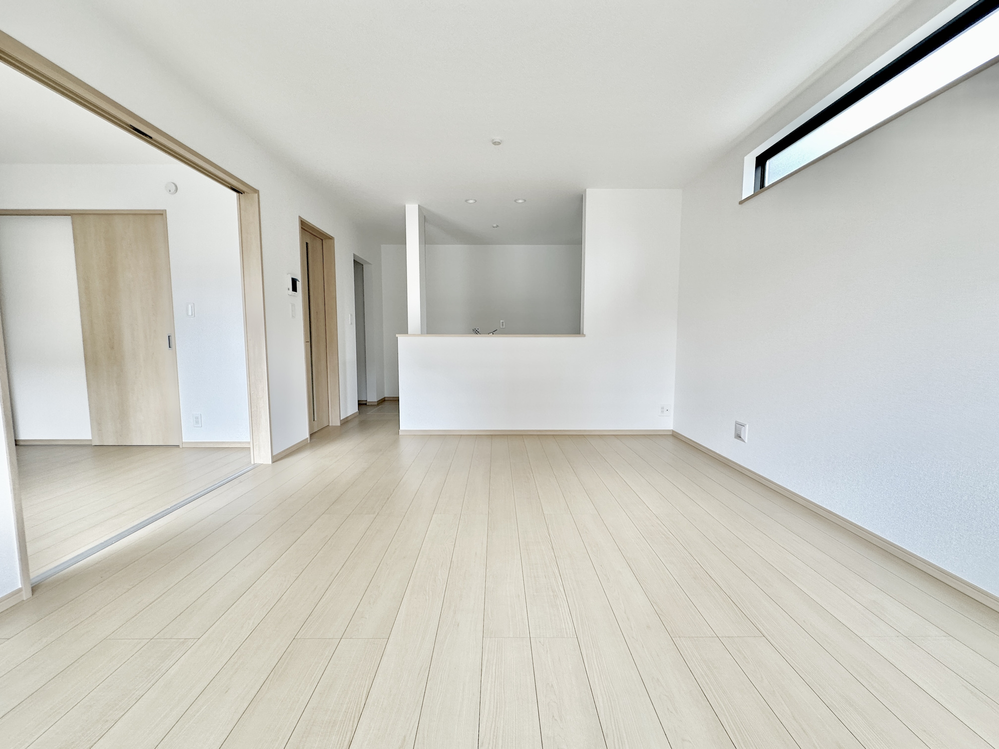 宇都宮市針ヶ谷町の新築一戸建の居間・リビング|室内にいても、たっぷりの陽光と爽やかな風を感じて頂ける、開放感あふれるリビングです。
ご家族と穏やかに過ごす、心地の良い時間が流れます。
