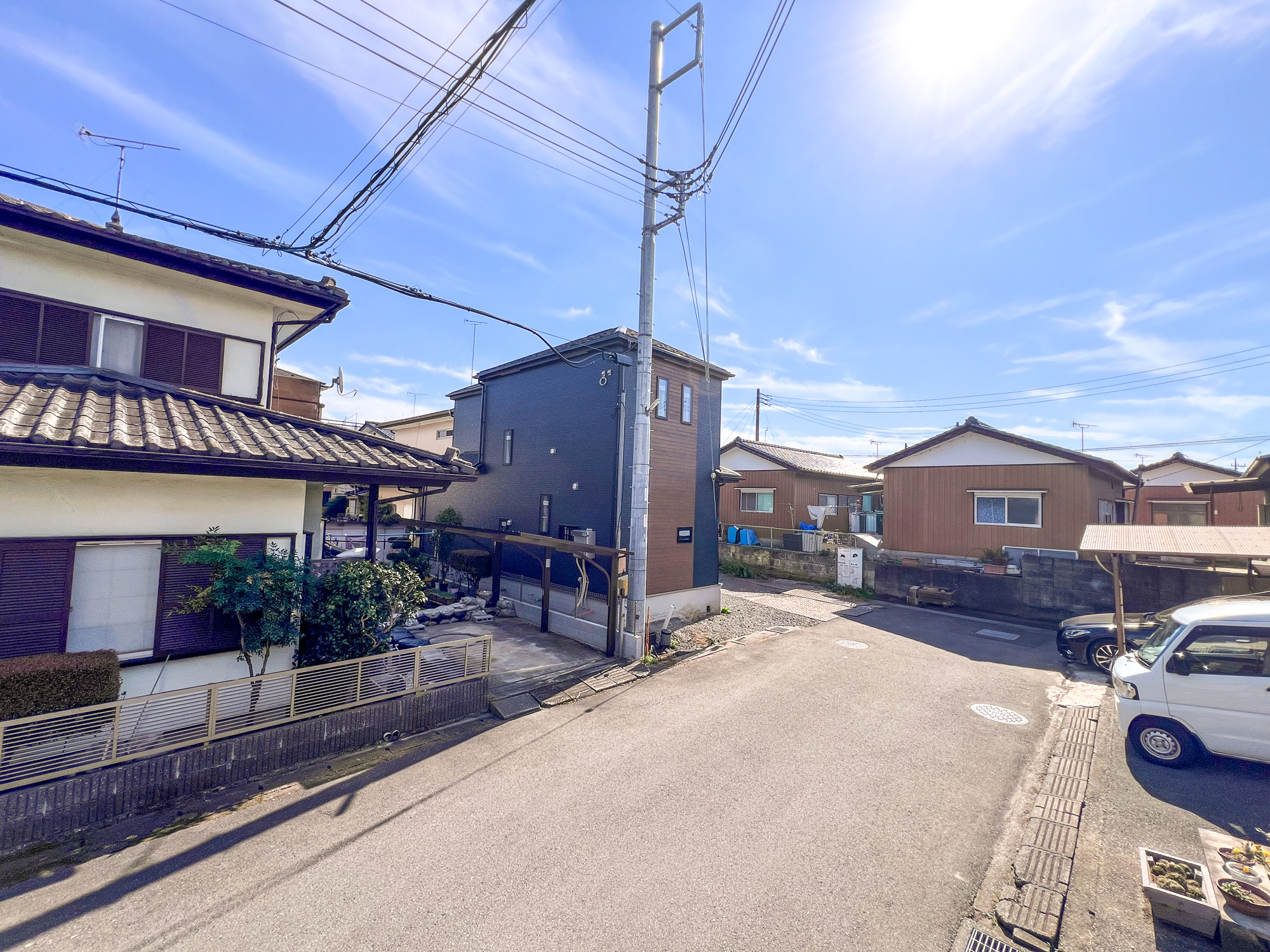 宇都宮市御幸ヶ原町147番　新築住宅全１棟の前面道路含む現地写真|閑静な住宅地で子育て家族にピッタリ。毎日のお散歩も快適な緑に恵まれたエリアで、自然に包まれた穏やかな暮らしを実現するための、ゆとりある住環境が整っています。

