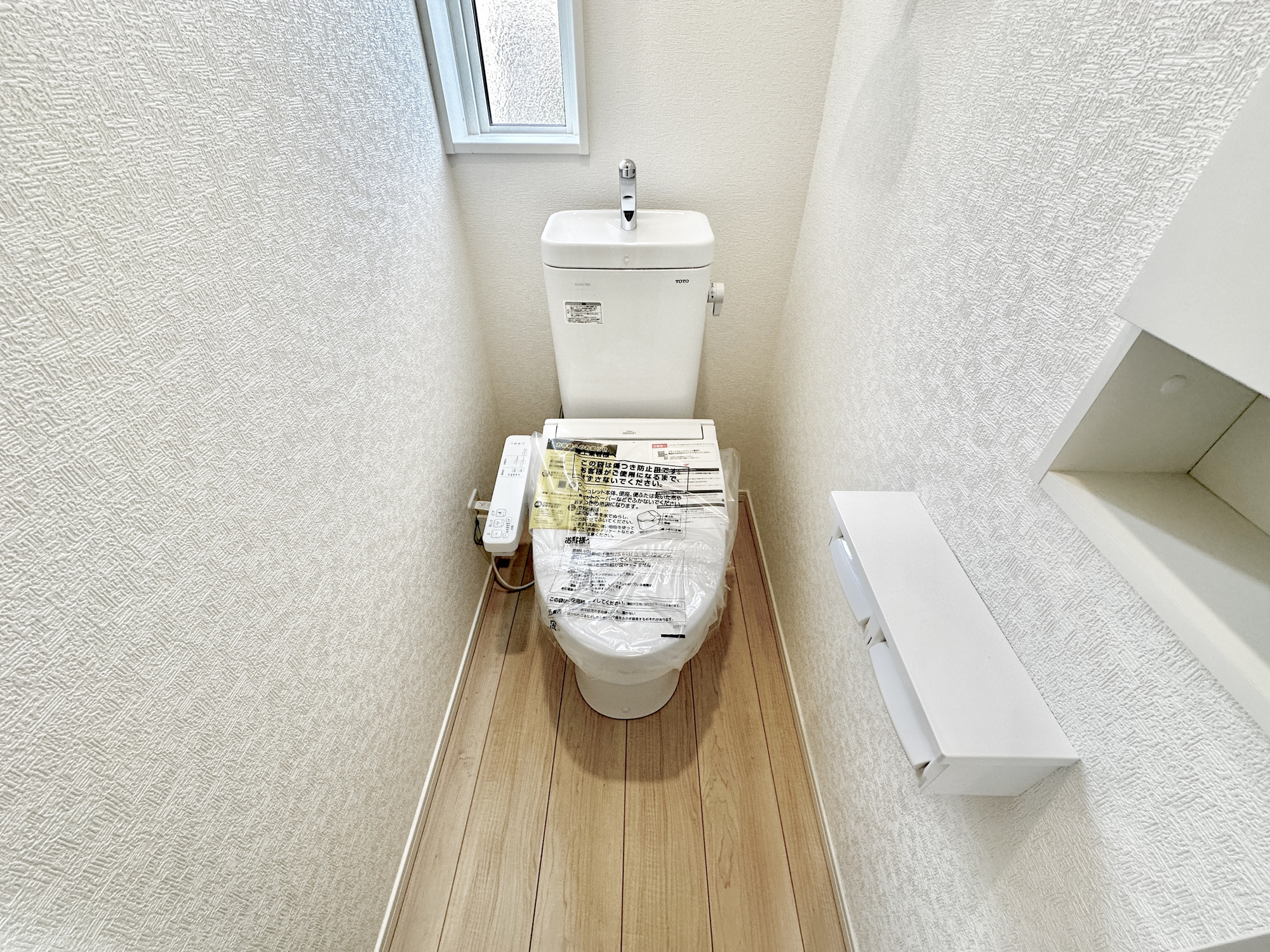 那須塩原市若草町の新築一戸建のトイレ|節水型でエコなトイレには、今では当たり前の洗浄付き。便座を温める機能もついていて、居心地良くてトイレから出られなくなるかも！換気用に換気扇はもちろん、窓も着いているので常に快適ですね♪