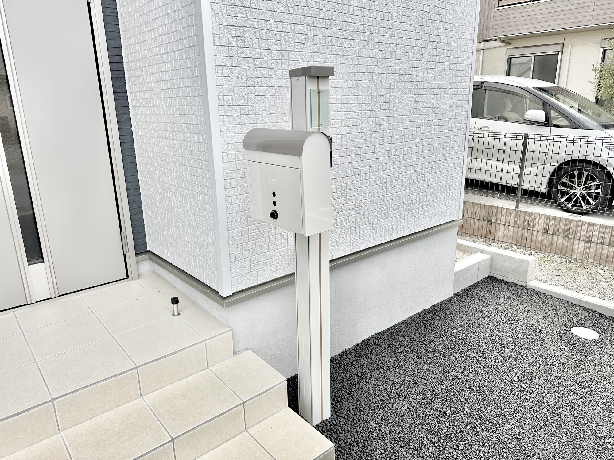那須塩原市若草町の新築一戸建の設備|おしゃれな機能ポールにはポスト、表札設置可能です♪