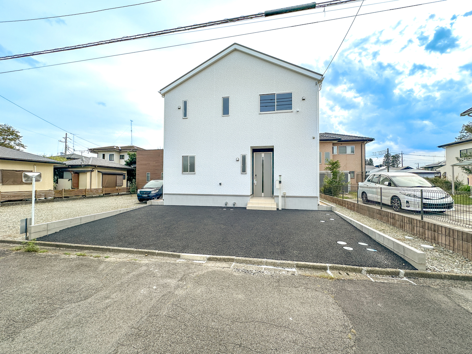 那須塩原市若草町の新築一戸建の駐車場|車庫土間施工、駐車3台可能です(^^♪