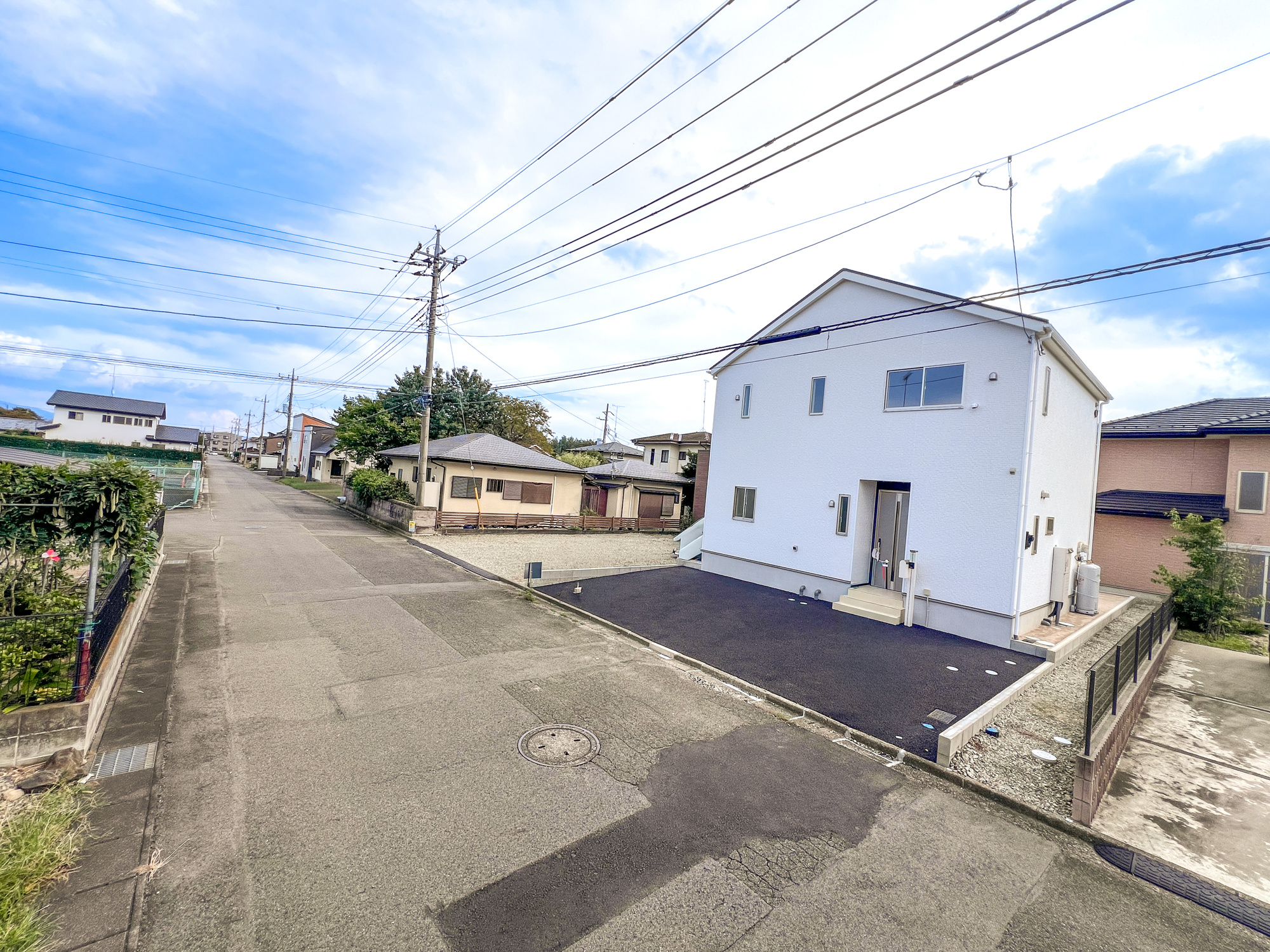 那須塩原市若草町の新築一戸建の前面道路含む現地写真|閑静な住宅地で子育て家族にピッタリ。毎日のお散歩も快適な緑に恵まれたエリアで、自然に包まれた穏やかな暮らしを実現するための、ゆとりある住環境が整っています。

