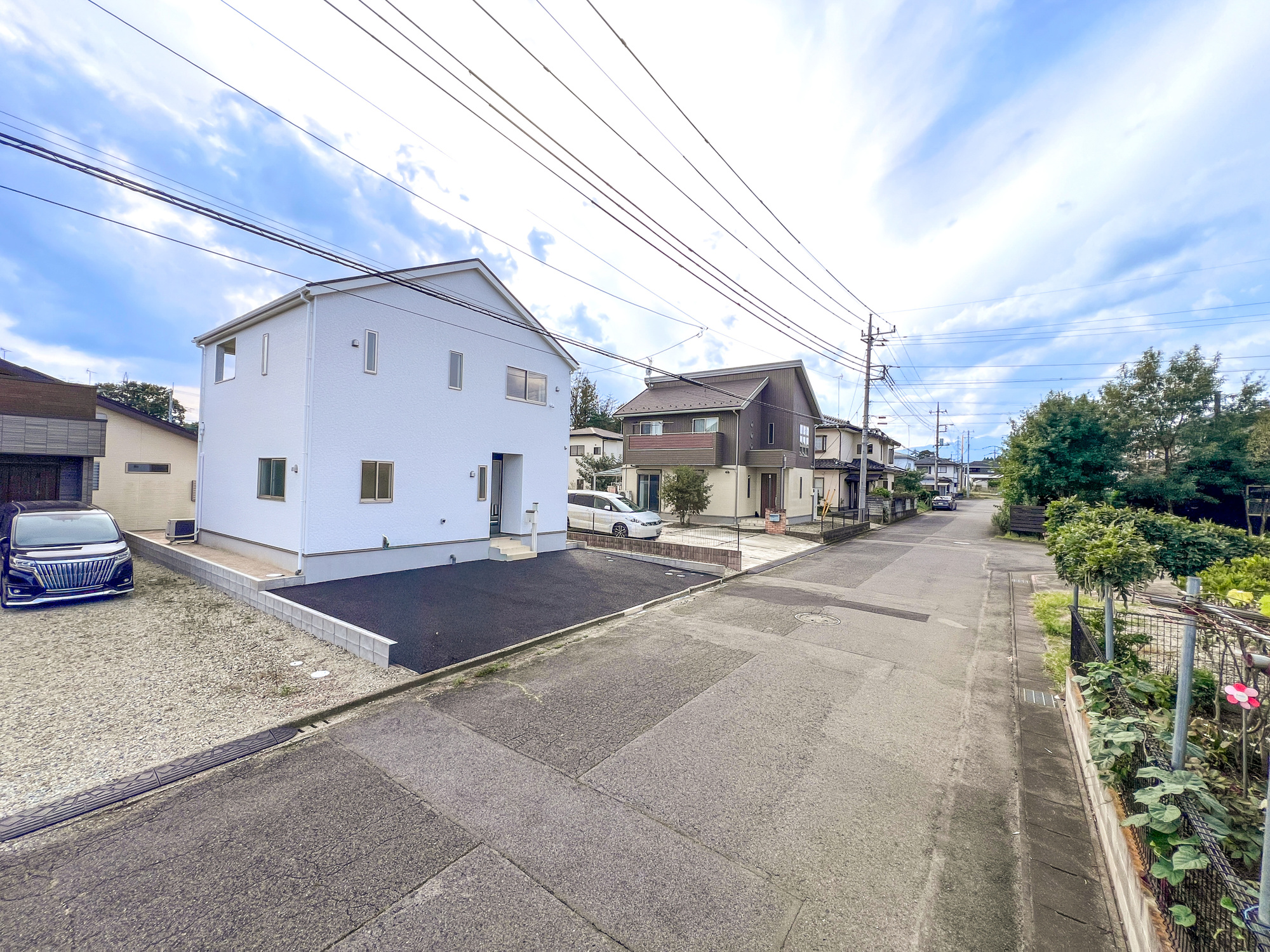那須塩原市若草町の新築一戸建の前面道路含む現地写真|低層の一戸建てを中心とした街並みが整然と続き、周辺は高い建物が建っていないので、採光や開放性に恵まれ、空が広く緑の多い閑静な趣を感じる環境です。

