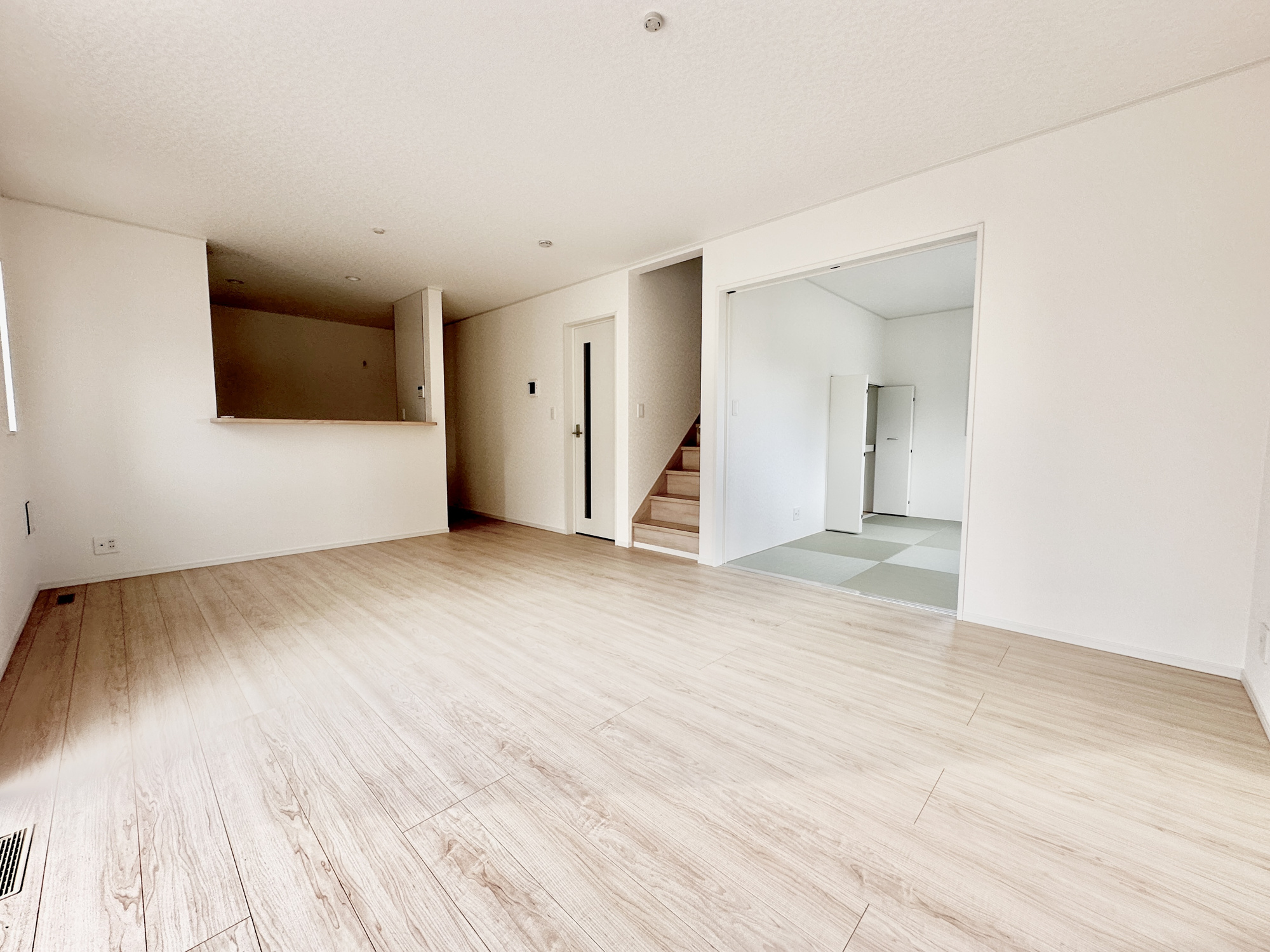 那須塩原市若草町の新築一戸建の居間・リビング|オープンな空間を生み出す、こだわりの広がりとゆとり。家族と過ごす時間を大切にしたい方にぴったりの明るくゆとりある住空間です。南側の窓からの日差しがリビングの隅々までしっかりと届きます！ 