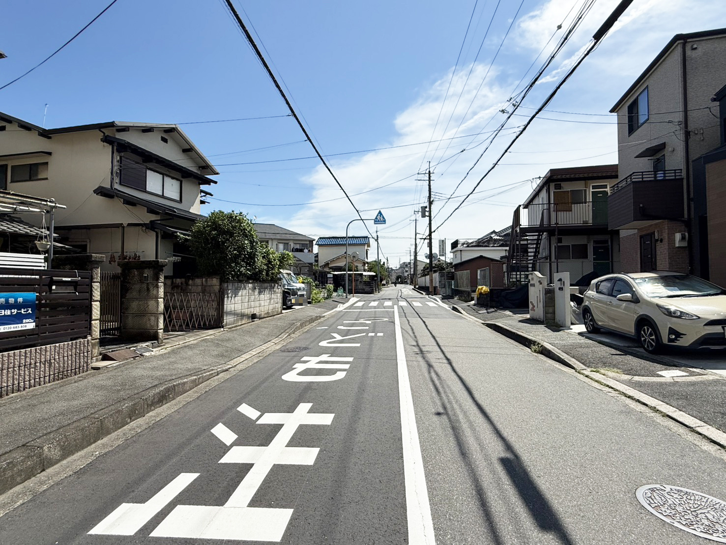 高槻市宮之川原元町戸建の前面道路含む現地写真|南西側前面道路は幅員約９ｍございます。（２０２６年９月現在）