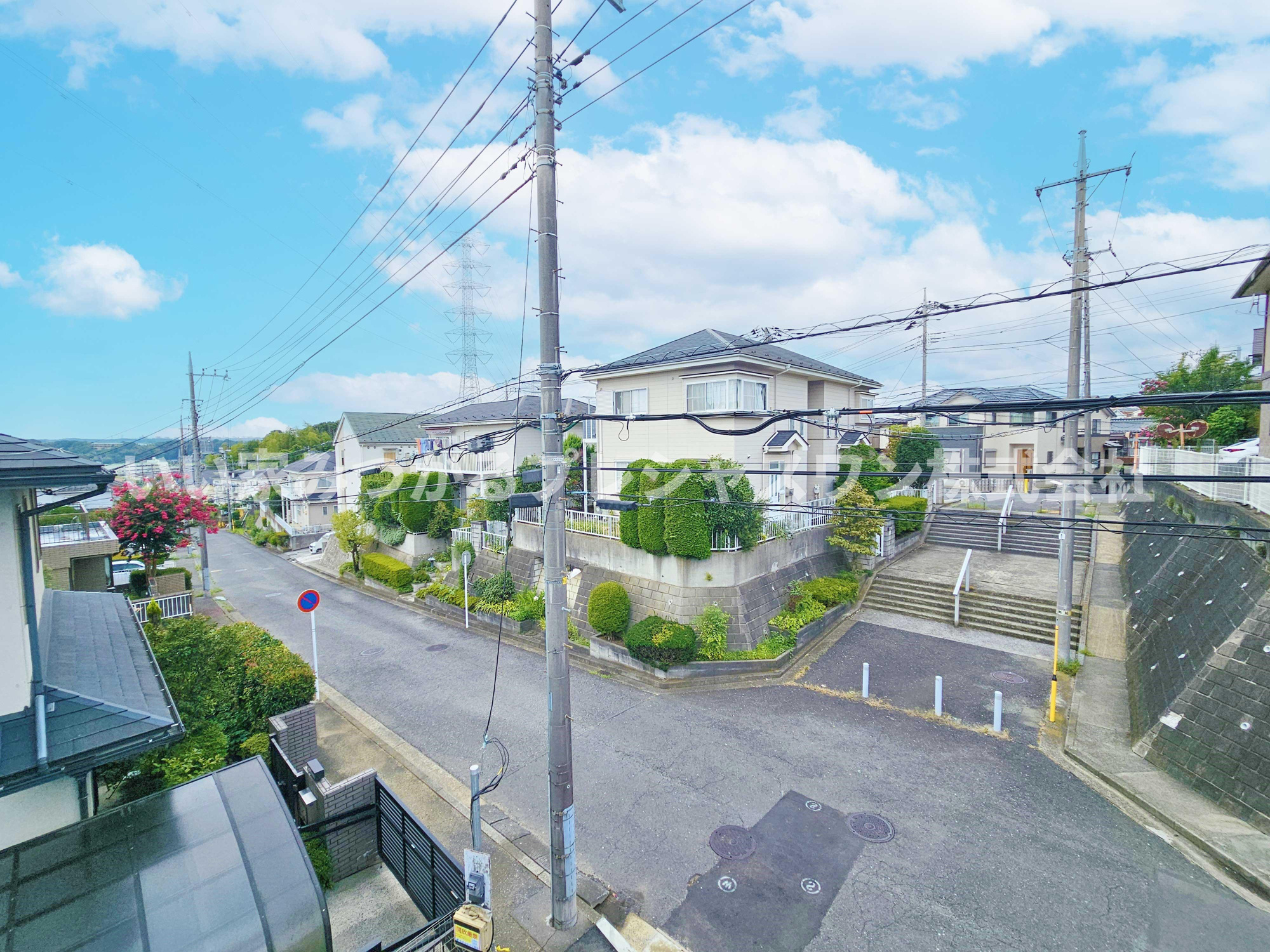 グリーンライン「都筑ふれあいの丘」徒歩13分アクセスの邸宅～都筑区見花山～の展望|落ち着いた邸宅街が広がる都筑区見花山エリア。前面道路は交通量が少なく視認性に優れ、お子様の通学や毎日の移動も安心です。高台特有の心地よい風と開放感に包まれた、子育て世帯にピッタリな住環境です。