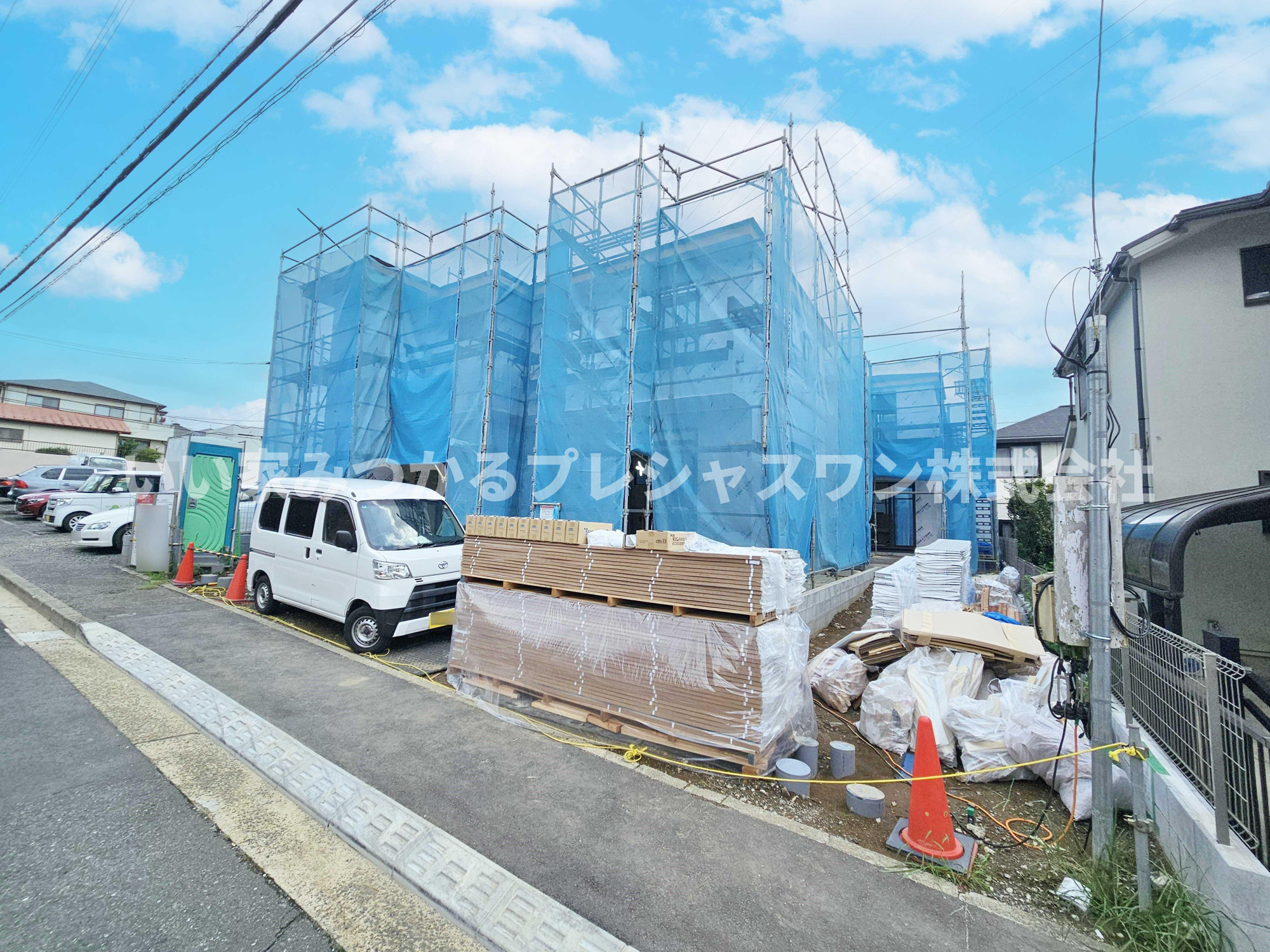 グリーンライン「都筑ふれあいの丘」徒歩13分アクセスの邸宅～都筑区見花山～の前面道路含む現地写真|「ベルクフォルテ横浜川和町店」や「オーケー港北店」などのスーパーも徒歩圏内に揃い、毎日のお買い物にも困りません。静かな住環境と生活利便性を兼ね備えた、子育てファミリーに嬉しい立地です。