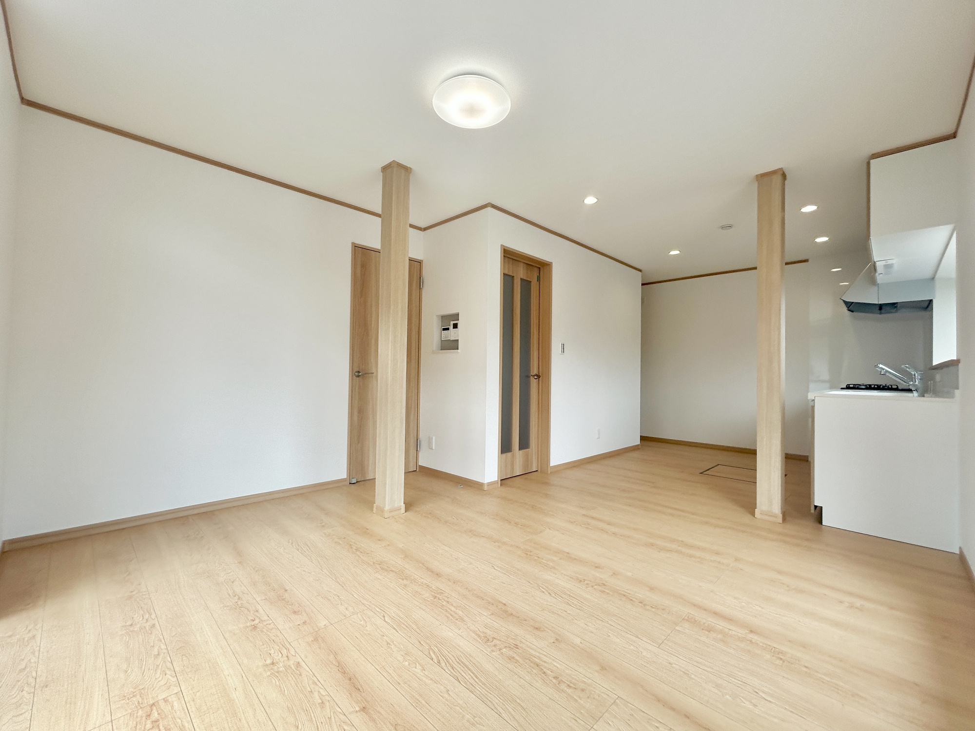 玉村町上新田　中古住宅の居間・リビング|南向きに大きく開いた窓からは、明るい陽射しが射し込みます。
爽やかな風が吹き抜ける心地良いリビングには、自然と家族が集まります。
