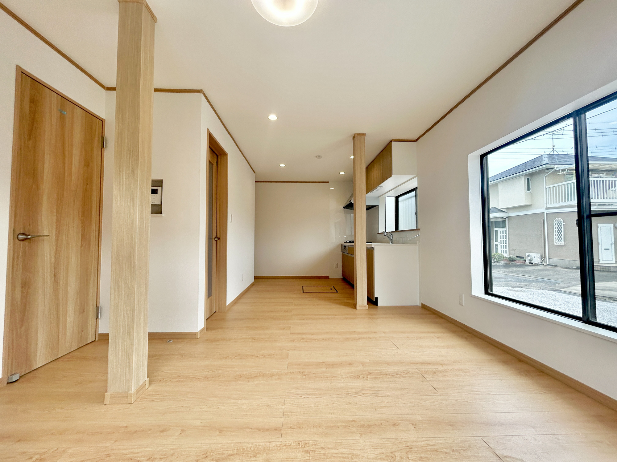 玉村町上新田　中古住宅の居間・リビング|室内にいても、たっぷりの陽光と爽やかな風を感じて頂ける、開放感あふれるリビングです。
ご家族と穏やかに過ごす、心地の良い時間が流れます。