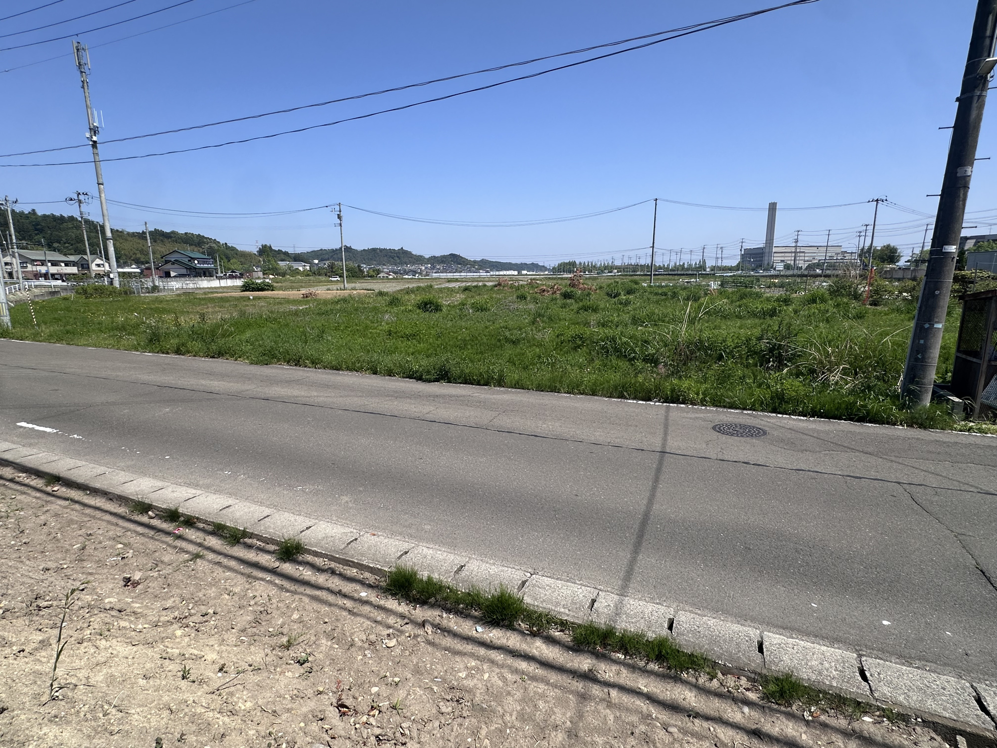 ≪バス停徒歩2分≫建築条件なし♪広々78坪超！泉区市名坂 土地 の外観|2026年5月撮影 道路向かい側に農地が広がり、眺望が確保されやすい環境です！