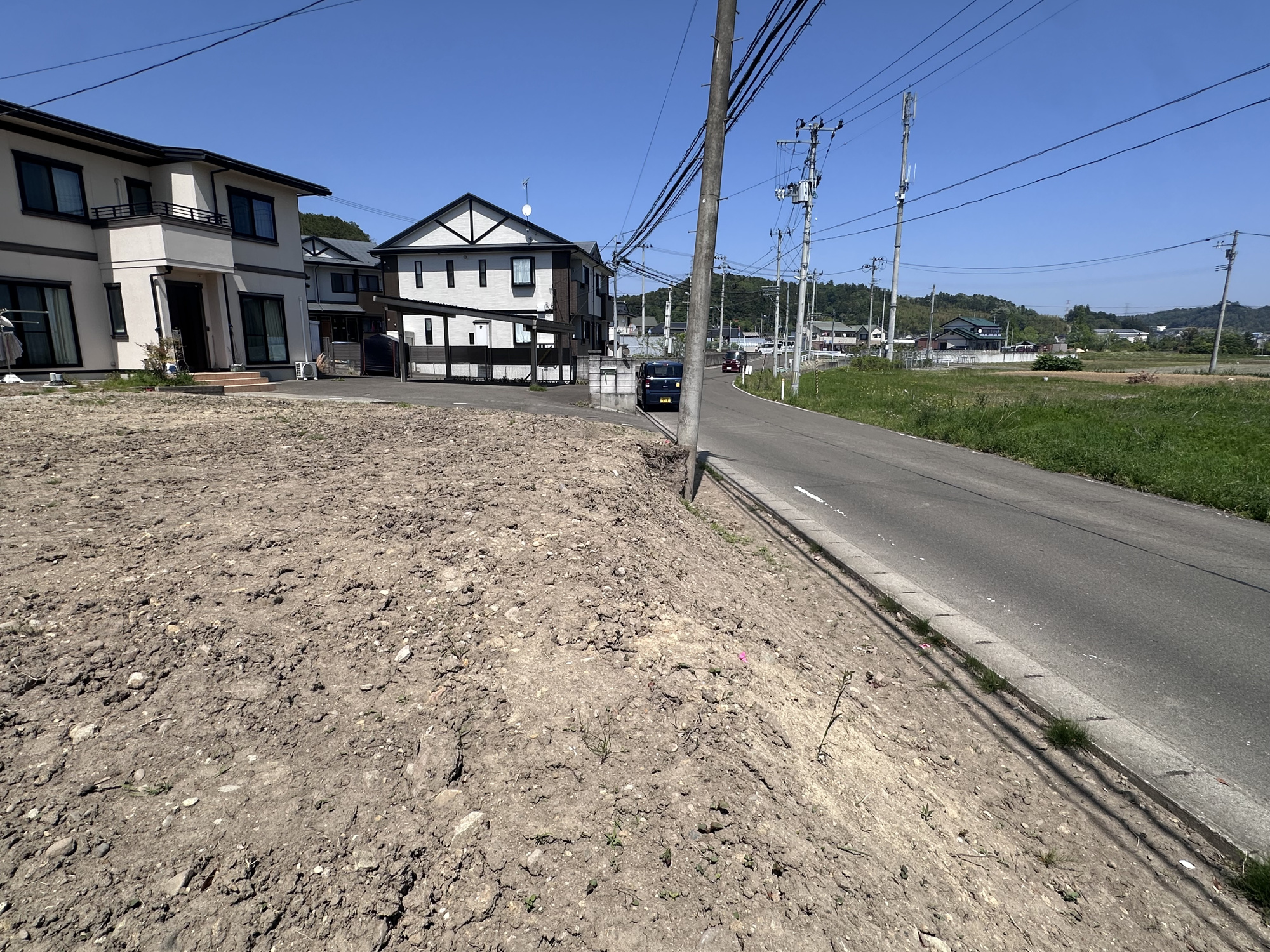 ≪バス停徒歩2分≫建築条件なし♪広々78坪超！泉区市名坂 土地 の外観|2026年5月撮影 丘陵を望む穏やかな東側の景色、のびやかな住環境です！