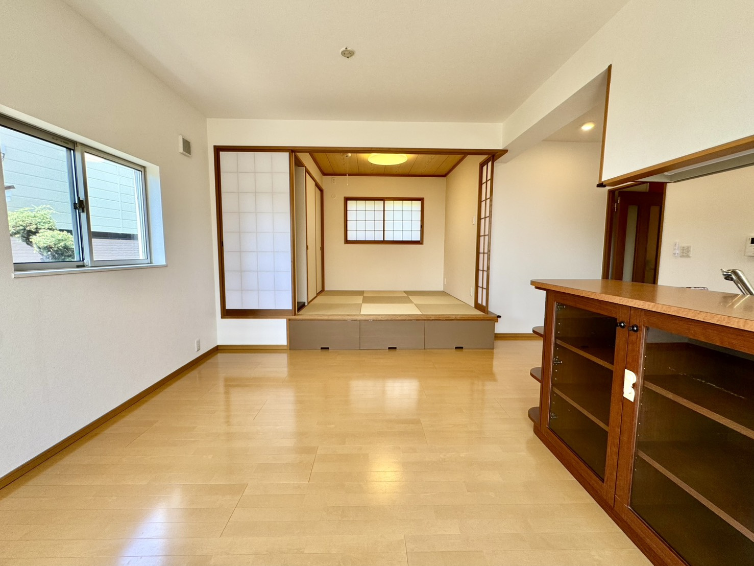 森北町7丁目戸建の居間・リビング|リビング横に設けられた「小上がり和室」。