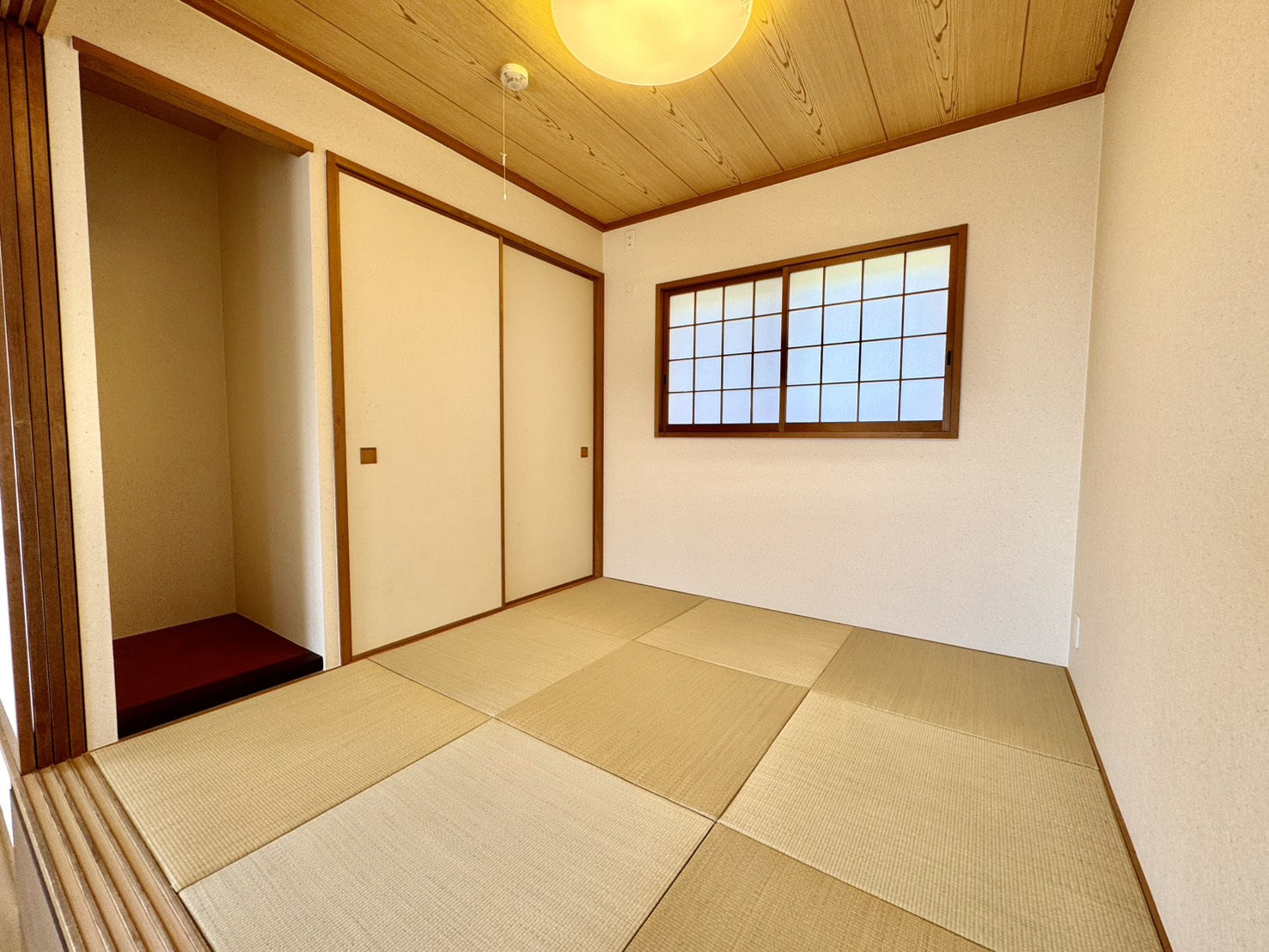 森北町7丁目戸建の和室|琉球風畳は、フローリングの部屋にも馴染みやすく、モダンでおしゃれな空間を演出。