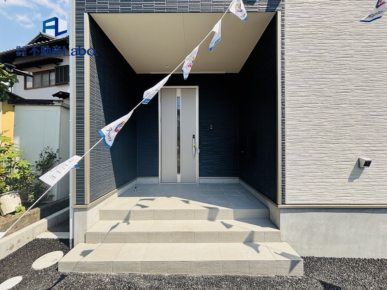 クレイドルガーデン　富士宮市北町第2　全2棟の玄関|＜玄関ポーチ＞
雨の日に玄関前で鍵を探すのも安心な屋根付き玄関♪天井にはもちろん照明もありますので、暗い夜も安心♪