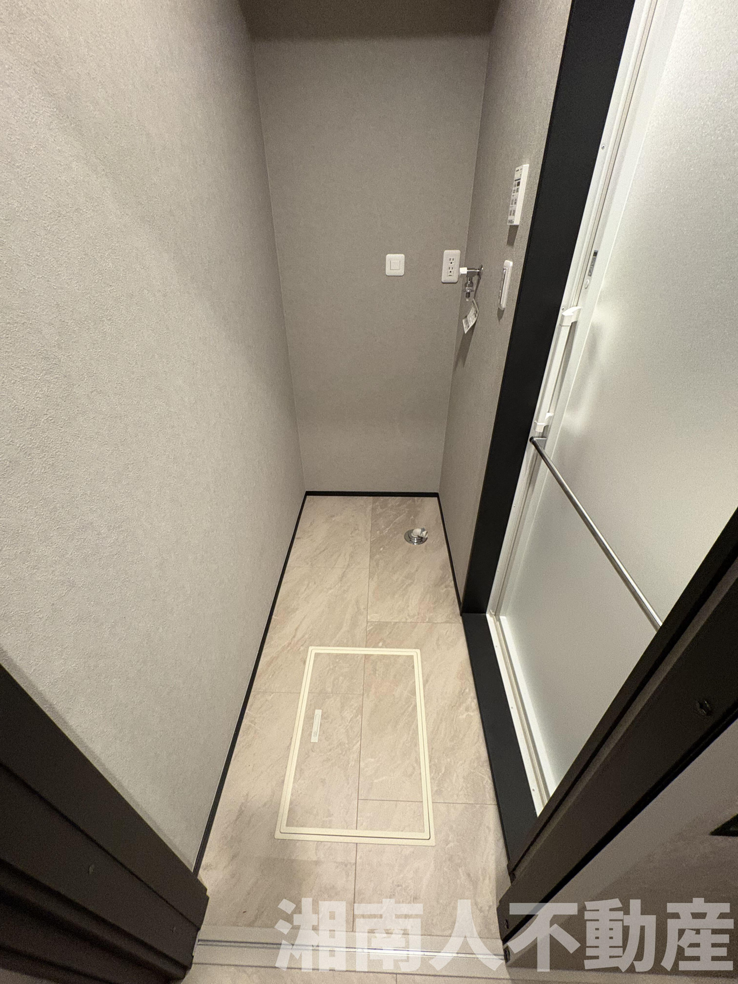 茅ケ崎市小和田1丁目１９－１６新築戸建ての玄関|明るい玄関です