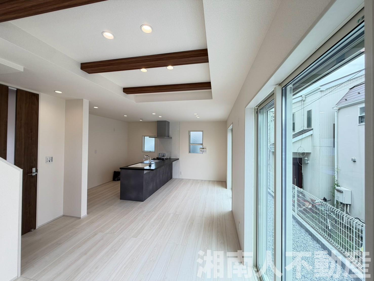 茅ケ崎市浜須賀７－２６付近新築戸建ての居間・リビング|こちらの居間で趣味の時間をお楽しみください