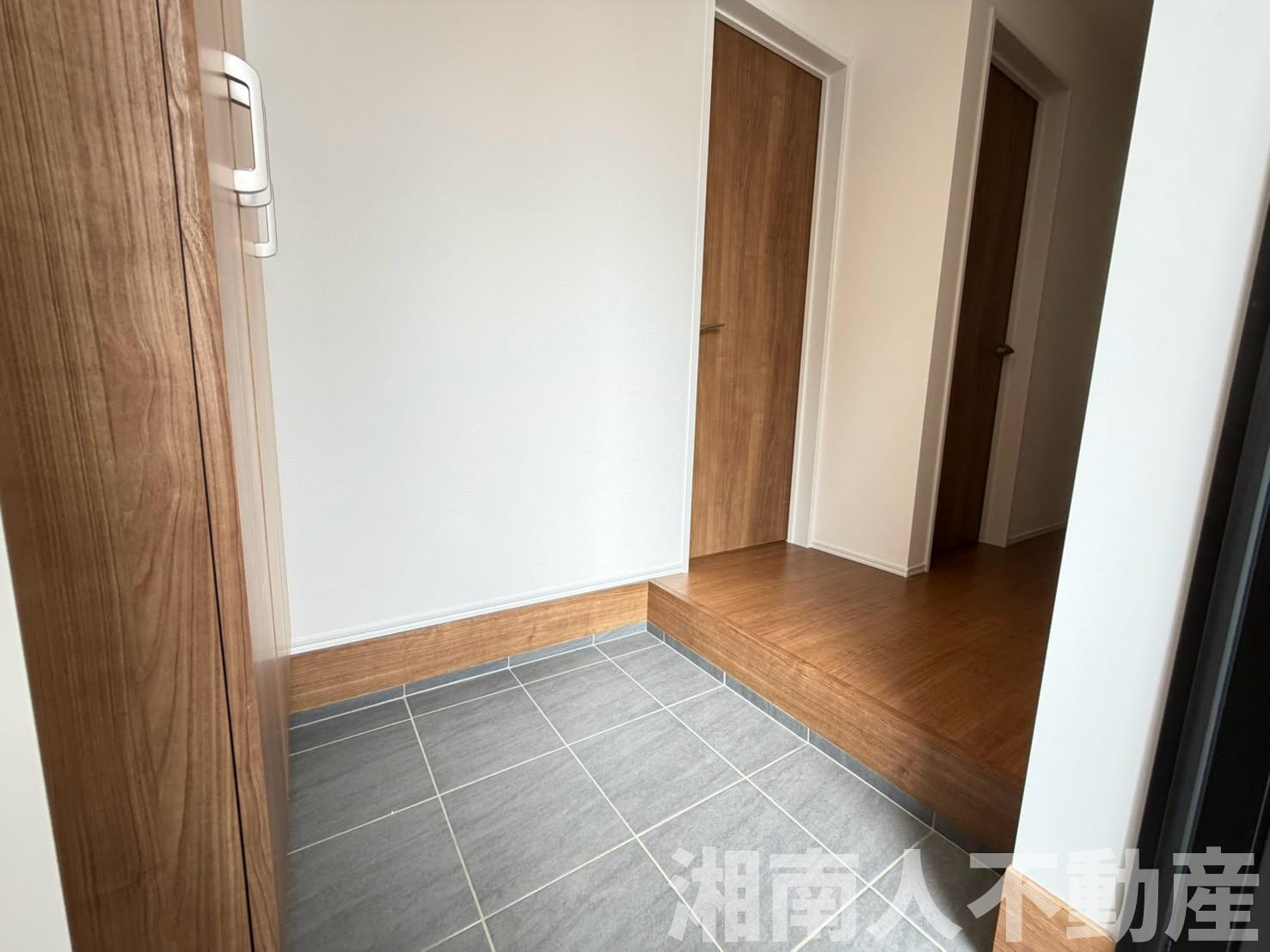 茅ケ崎市浜須賀６９９７－２９６新築戸建ての玄関|落ち着いた玄関です