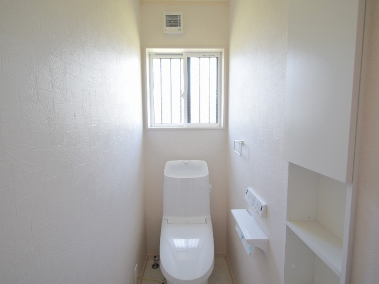 【９号棟：トイレ】トイレを2カ所に設け、家族それぞれが使いやすい間取りに。朝の忙しい時間帯も混み合いにくく、来客時にも使い分けができます