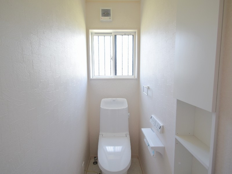 【９号棟：トイレ】トイレを2カ所に設け、家族それぞれが使いやすい間取りに。朝の忙しい時間帯も混み合いにくく、来客時にも使い分けができます