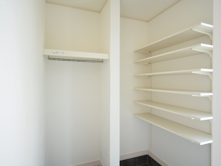 【９号棟：土間収納】土間収納には、可動棚とハンガーパイプ付き。窓付きなので通気性に優れ、湿気や臭いを気にすることなく収納することができます