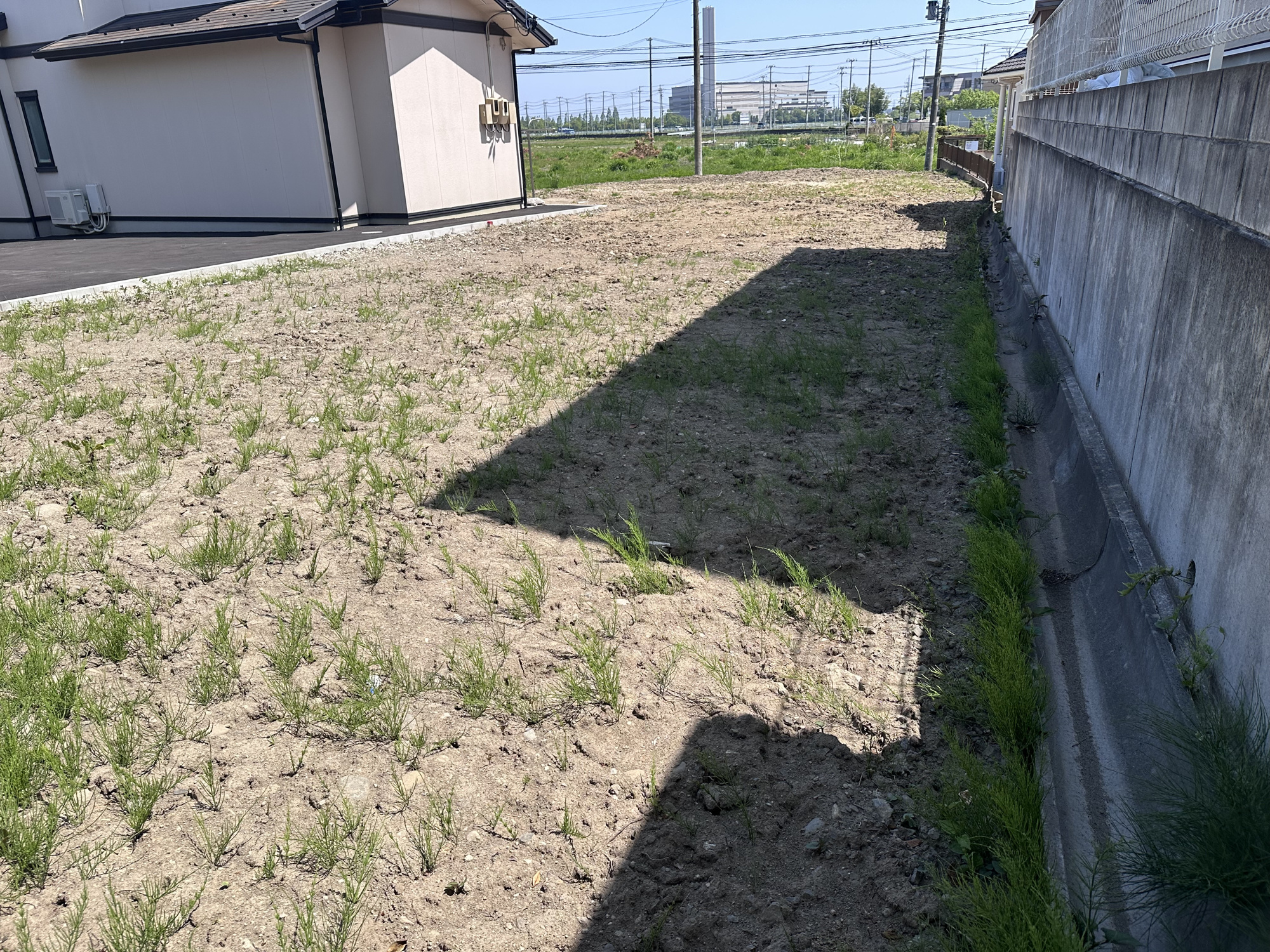 ≪バス停徒歩2分≫建築条件なし♪広々78坪超！泉区市名坂 土地 の外観|2026年5月撮影 敷地側面の擁壁沿いの状況、境界がしっかり確認できます！
